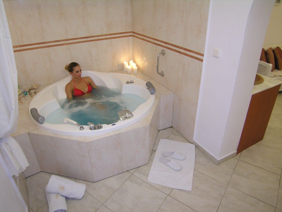 Cave Studio Pelagos Jetted Tub 2 S Aeolos Studios Suites