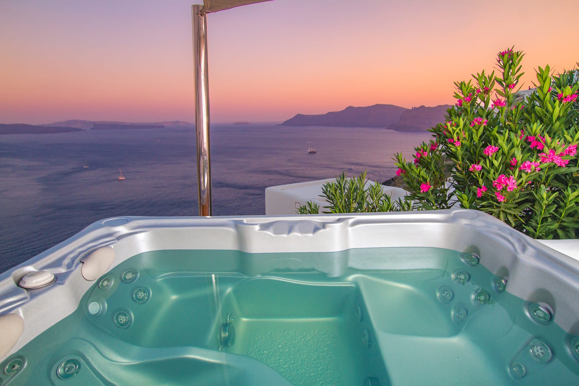 Luxury Cave Villa with Hot Tub & Caldera View