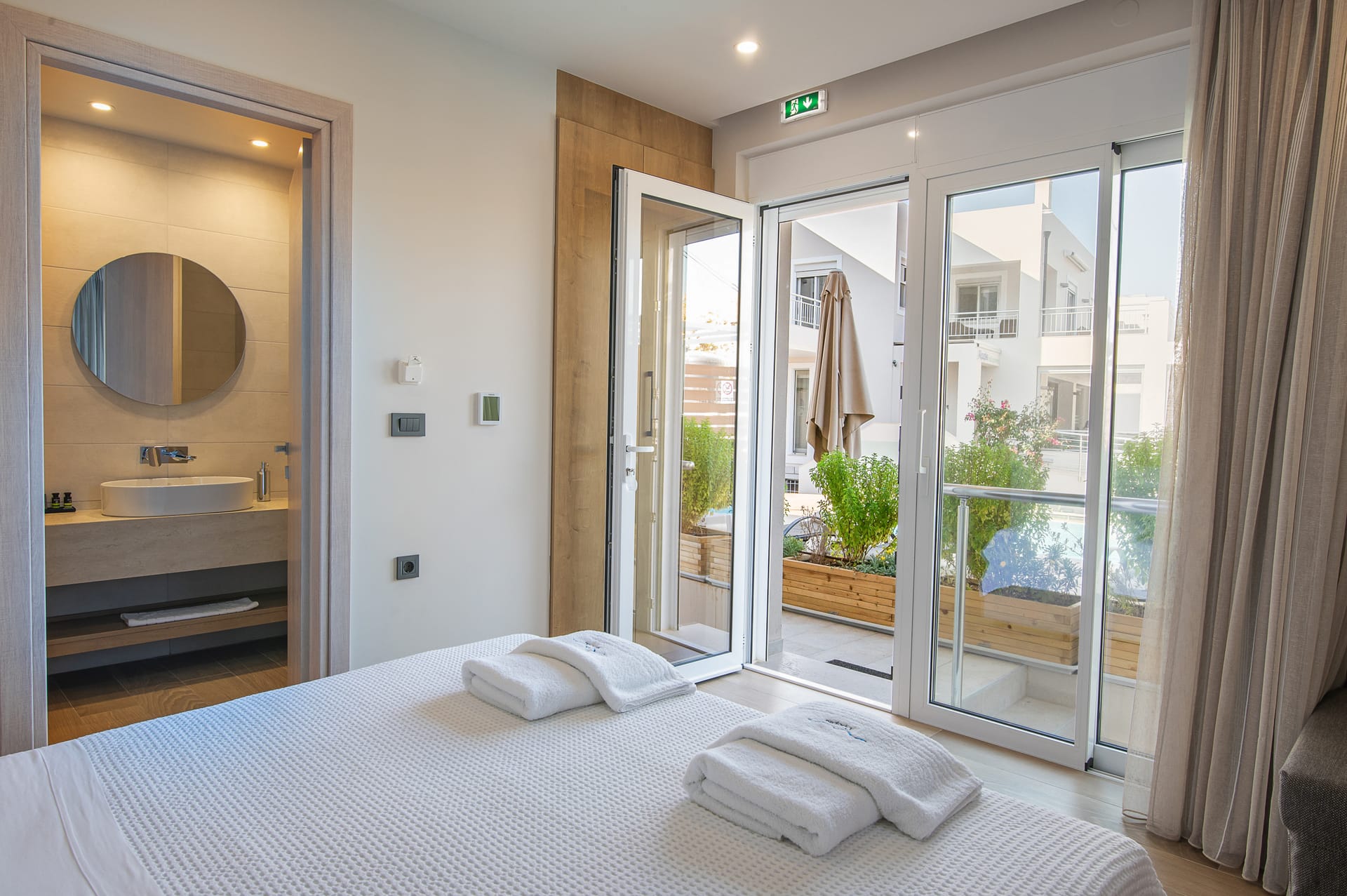 Deluxe Pool View Room