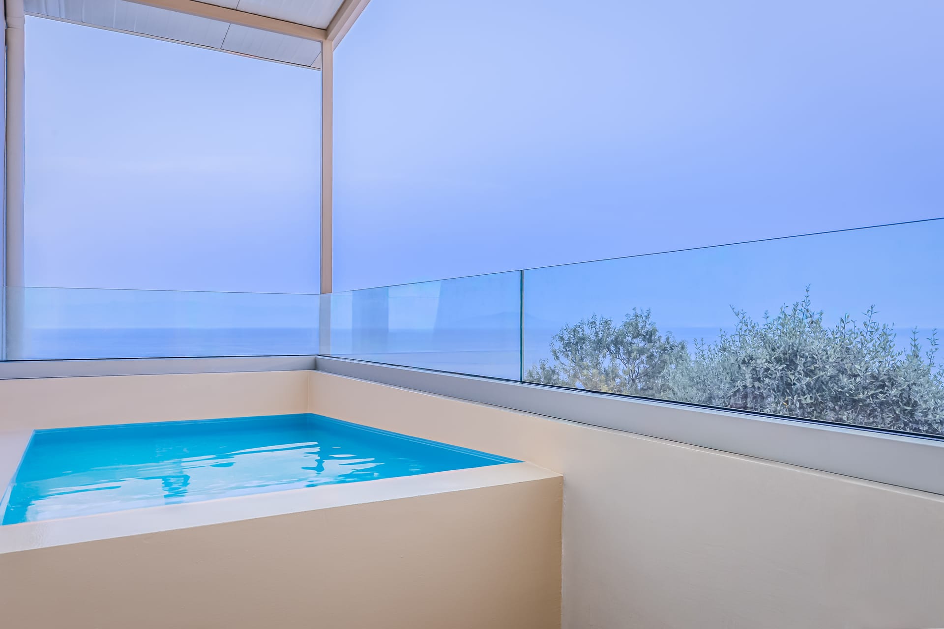 Suite with Private Plunge Pool &amp; Sea View