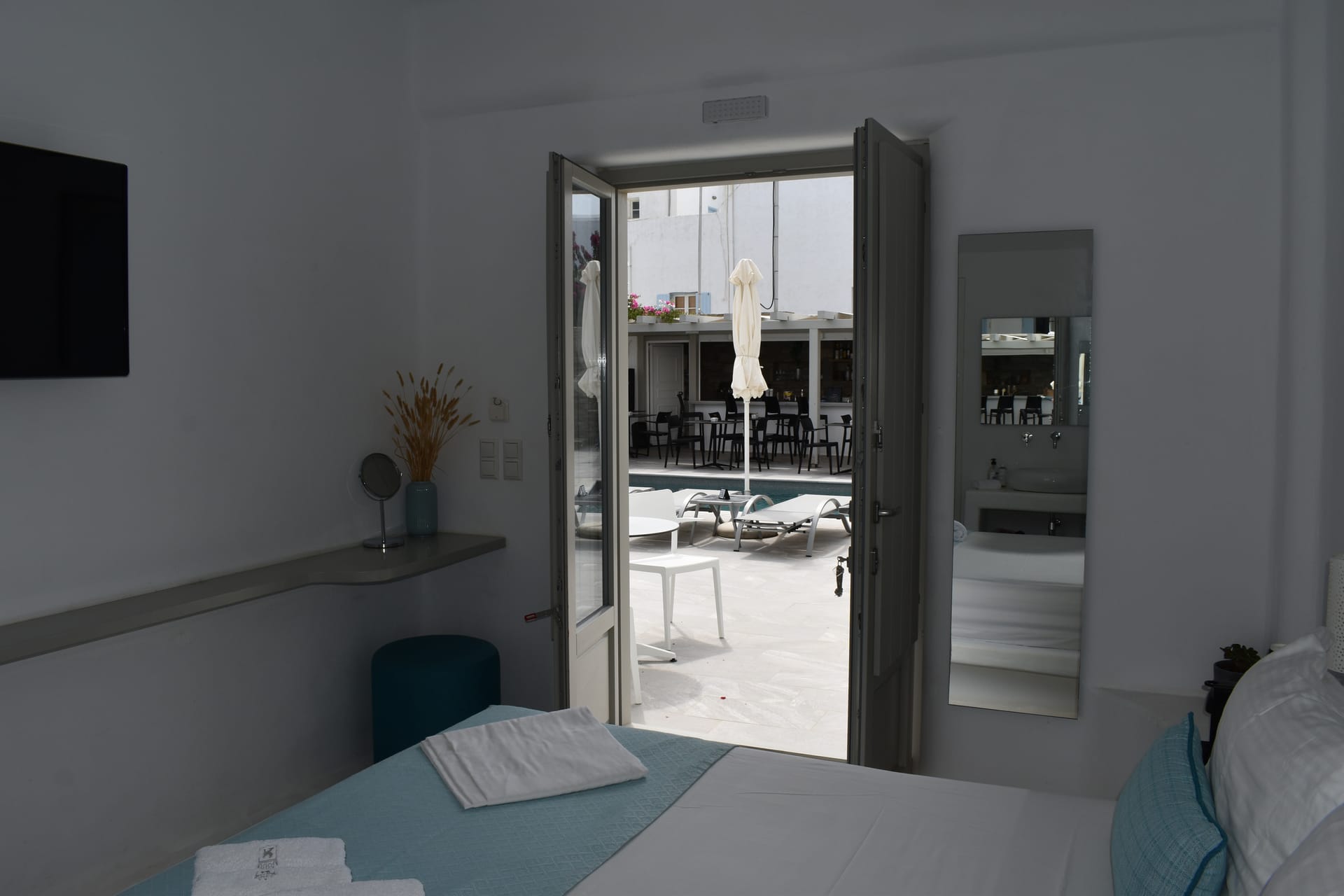 Deluxe Room Pool Front