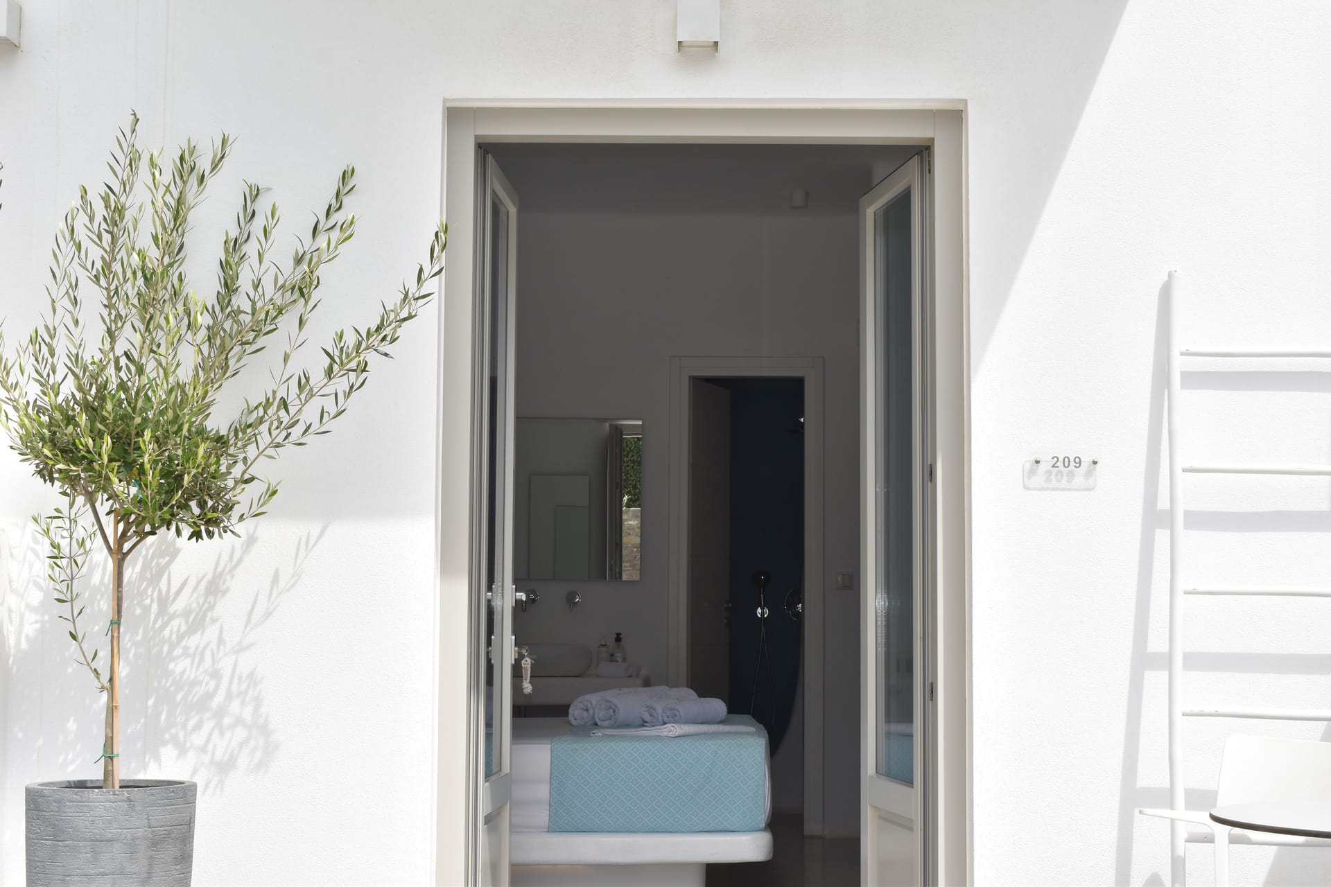 Deluxe Room Pool Front