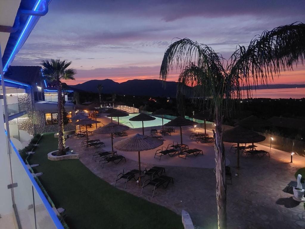 Nature Suite - Split Level Sea View