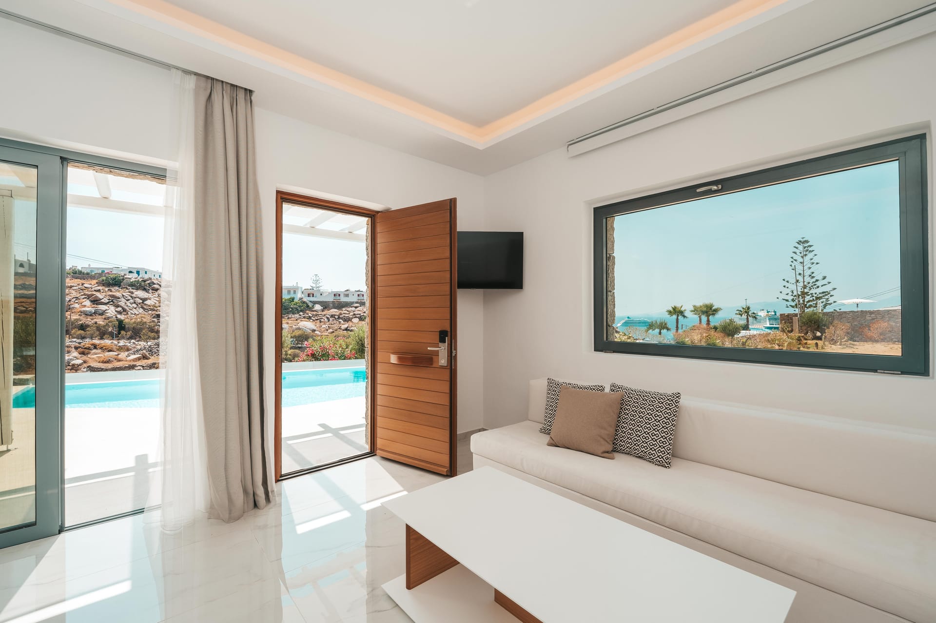 Deluxe One Bedroom Apartment with Outdoor Pool private use