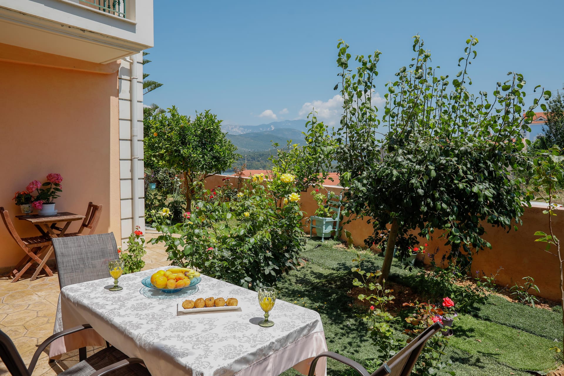 Elisso Apartment with Garden