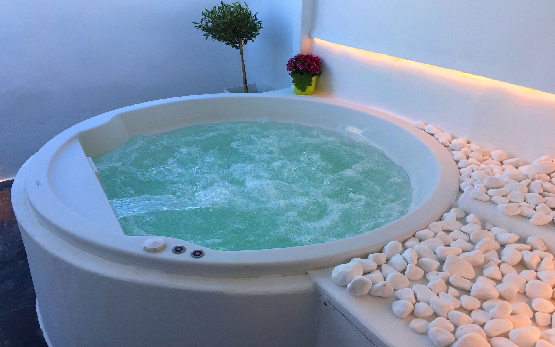 Atlas Honeymoon Suite Outdoor Jetted Tub Ariana Eco Suites Santorini