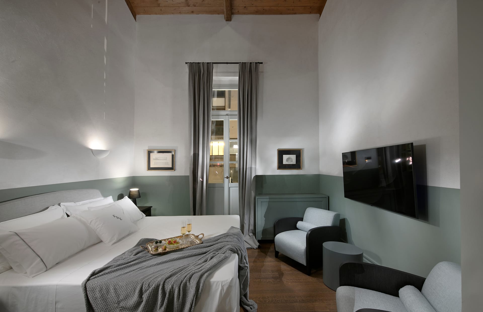 Athinaidos Platinum Loft with Jacuzzi by K&K