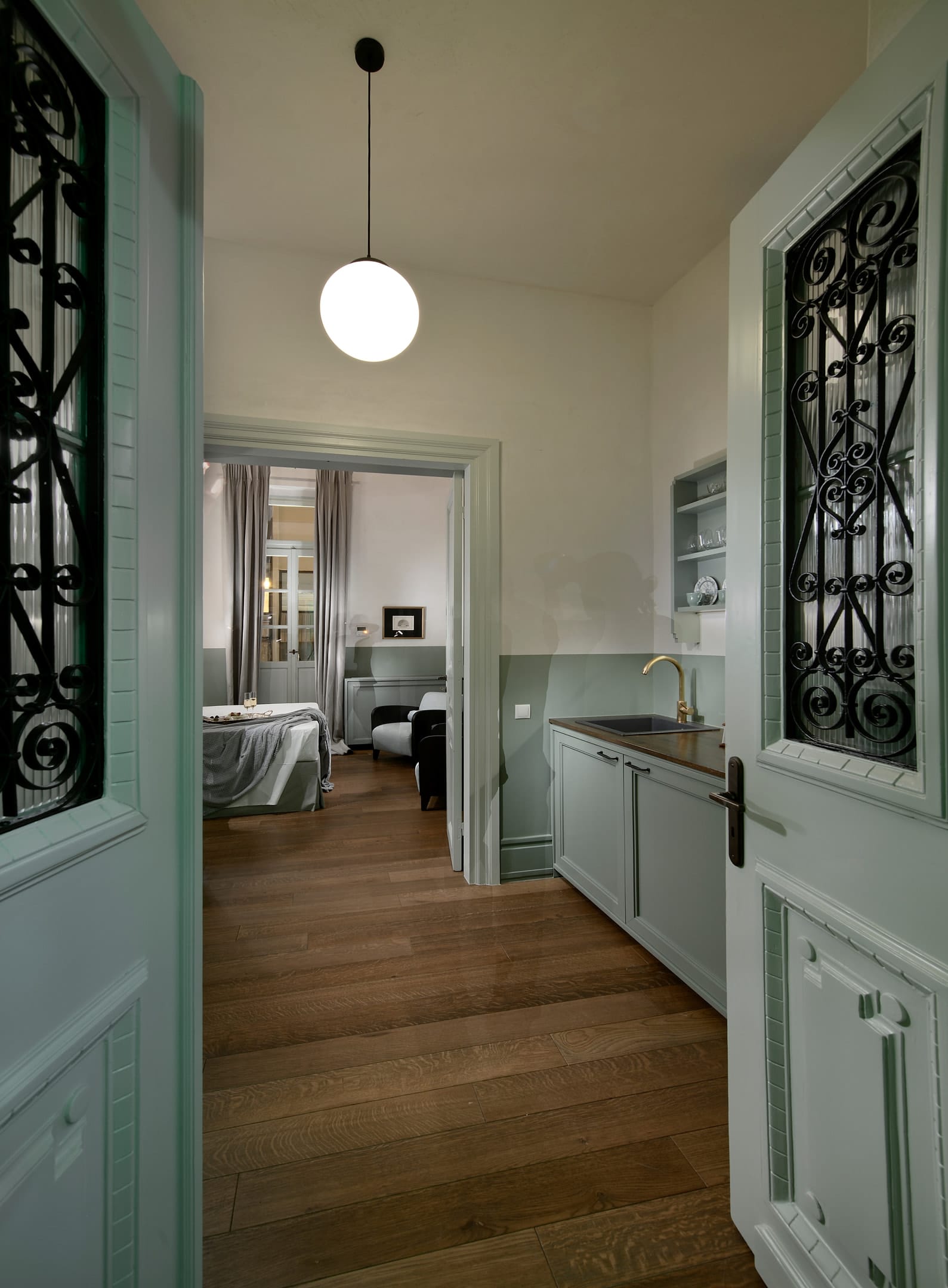 Athinaidos Platinum Loft with Jacuzzi by K&K
