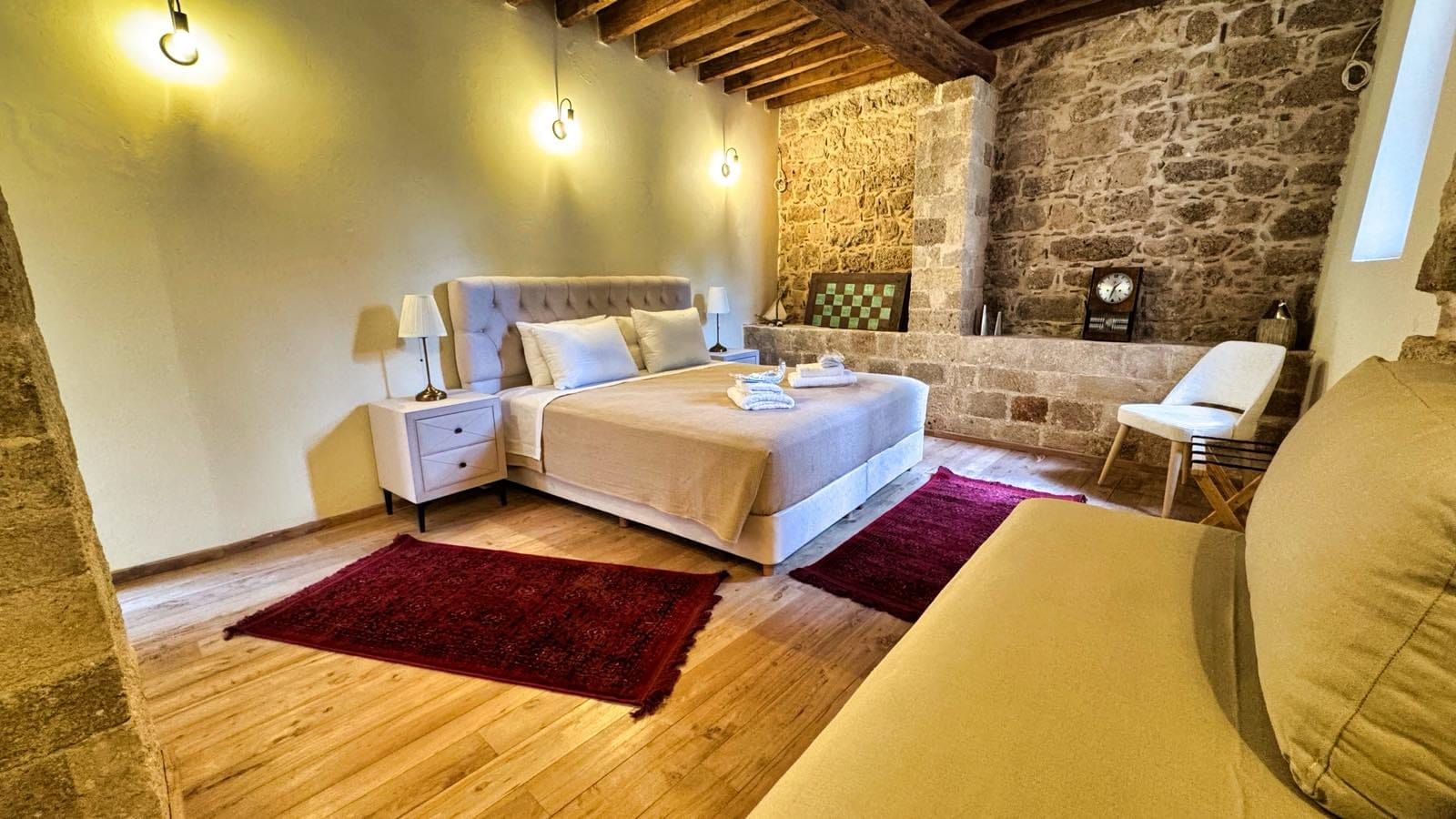 Avalon Boutique Hotel Rhodes, Grčka — Daphne Medieval Rosa Junior Suite