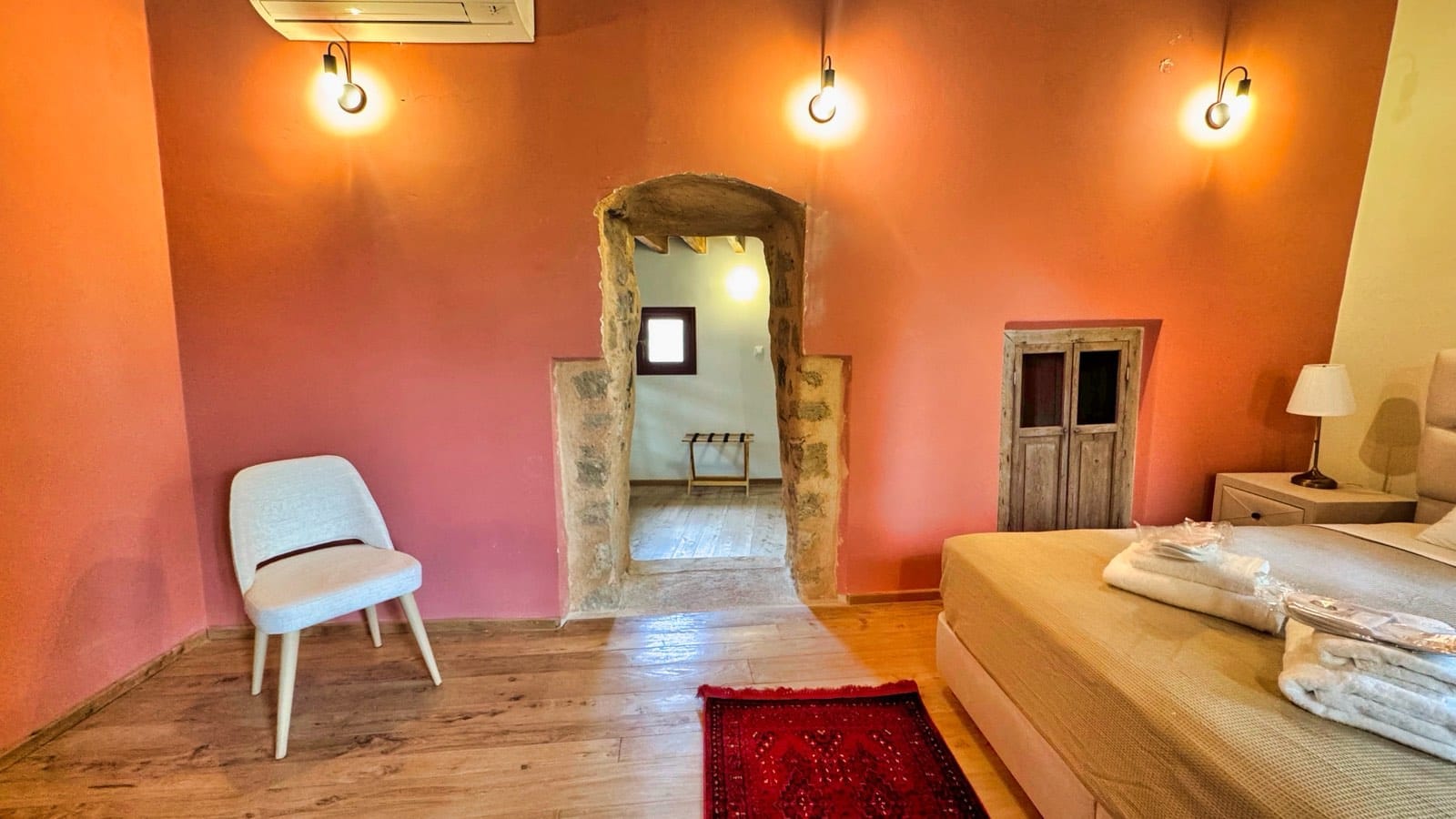 Avalon Boutique Hotel Rhodes, Grčka — Chloe Medieval Rosa Junior Suite