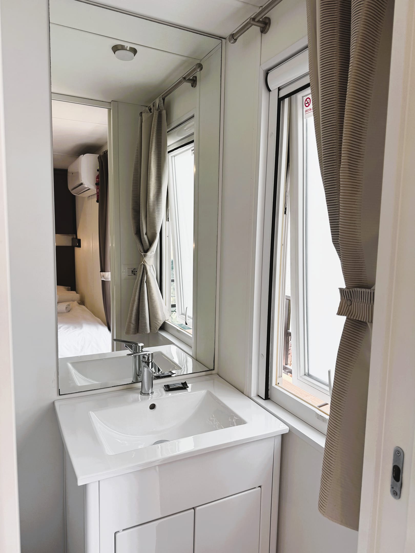 Hotel Mobile Room