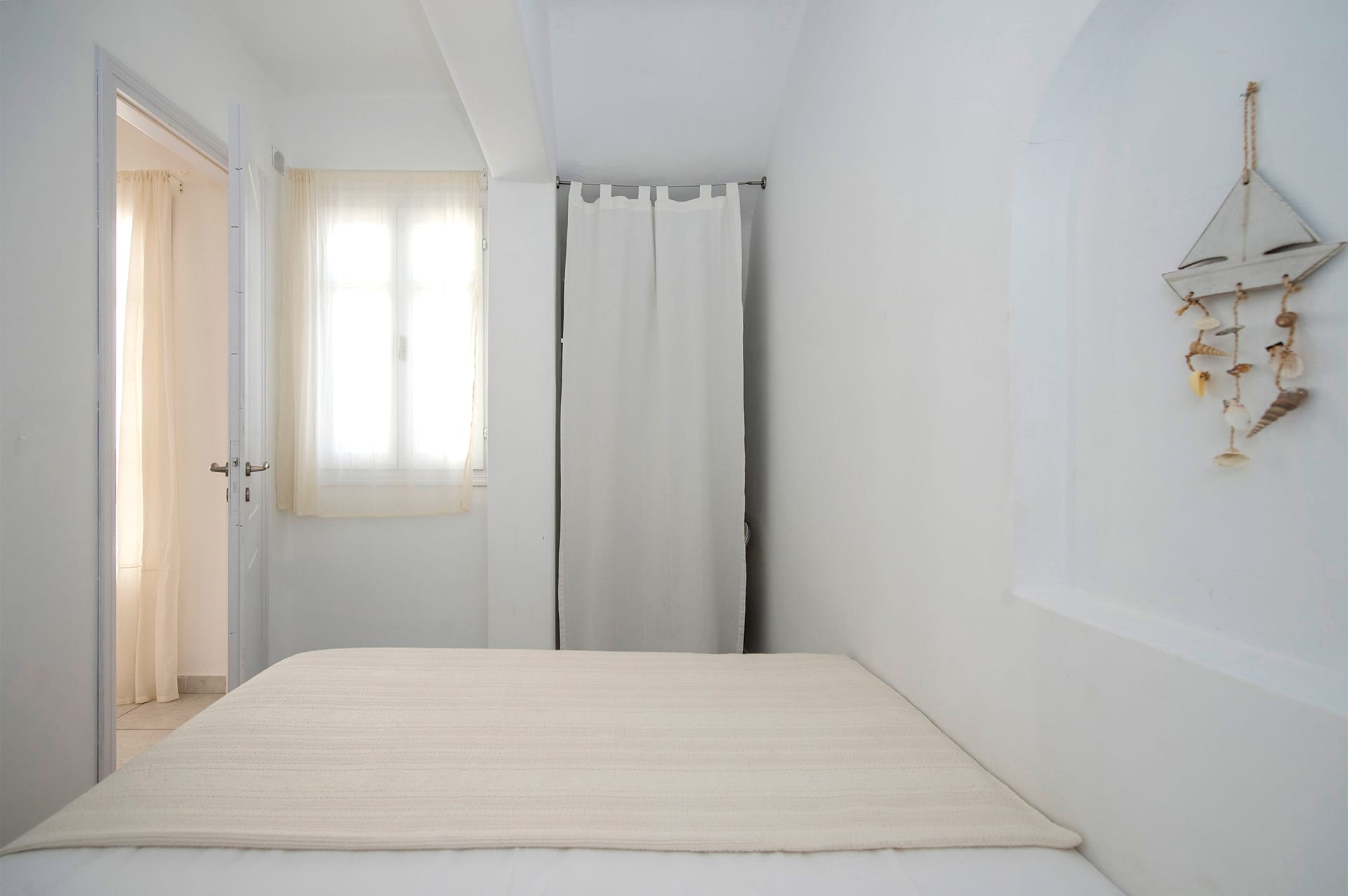 Artemis | 1 Bedroom Apartment with mountain View and Patio