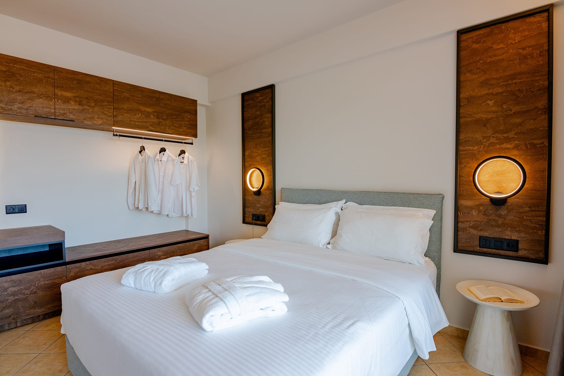 EXECUTIVE SUITE SIDE SEA VIEW