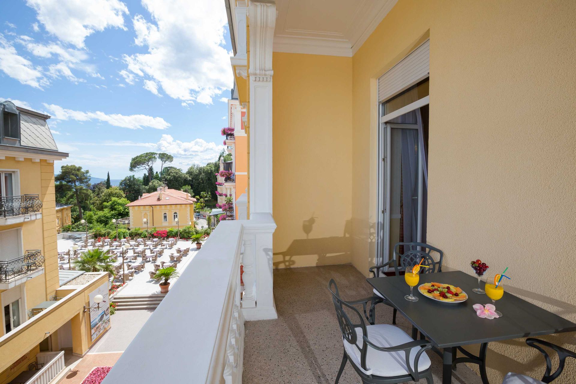 Suite 40 m² Courtyard/Garden View and Balcony-4