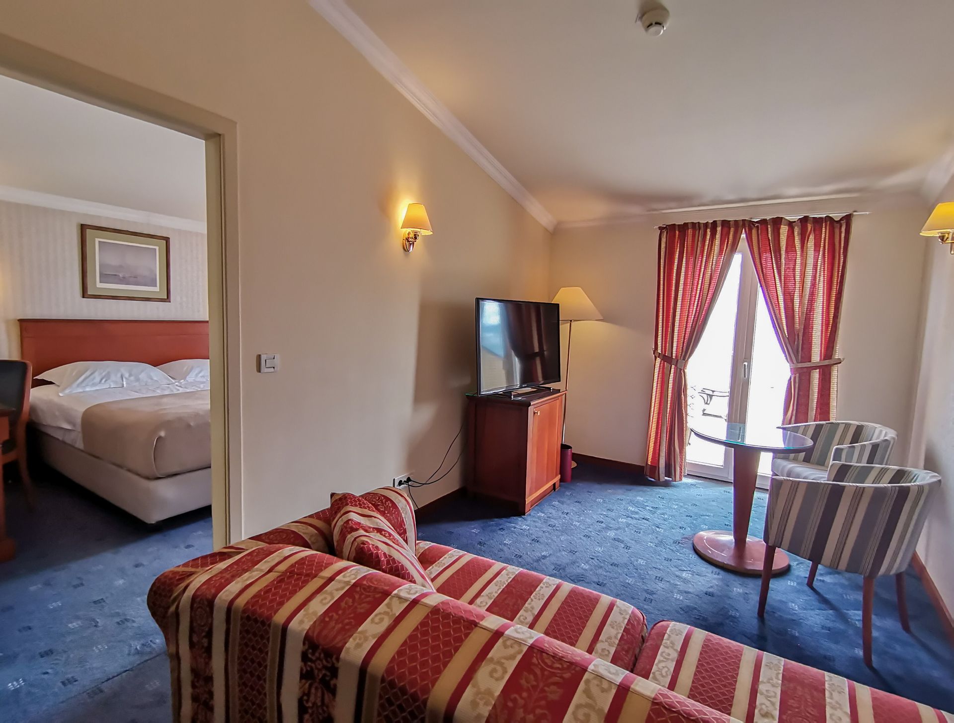 Suite 40 m² Courtyard/Garden View and Balcony-3