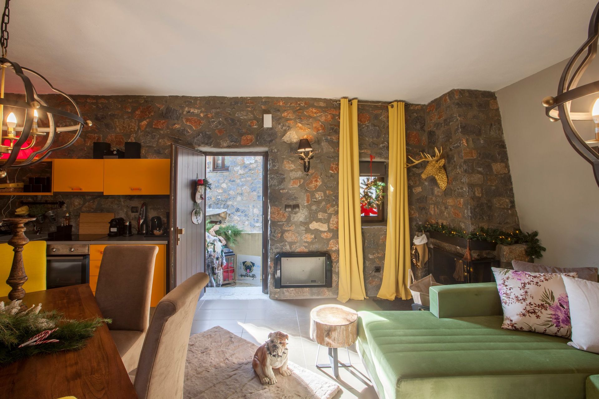 Rock Dandy - Private chalet with fireplace. Up to 6