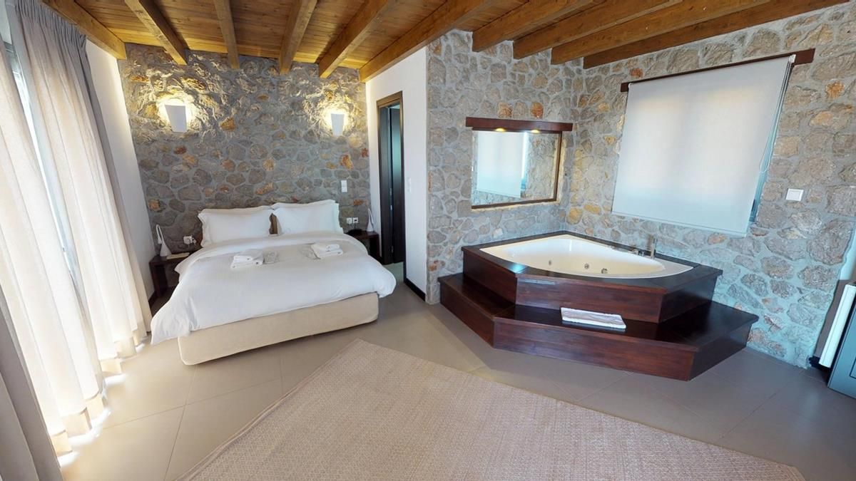 Executive Suite with Fireplace & Spa Bath