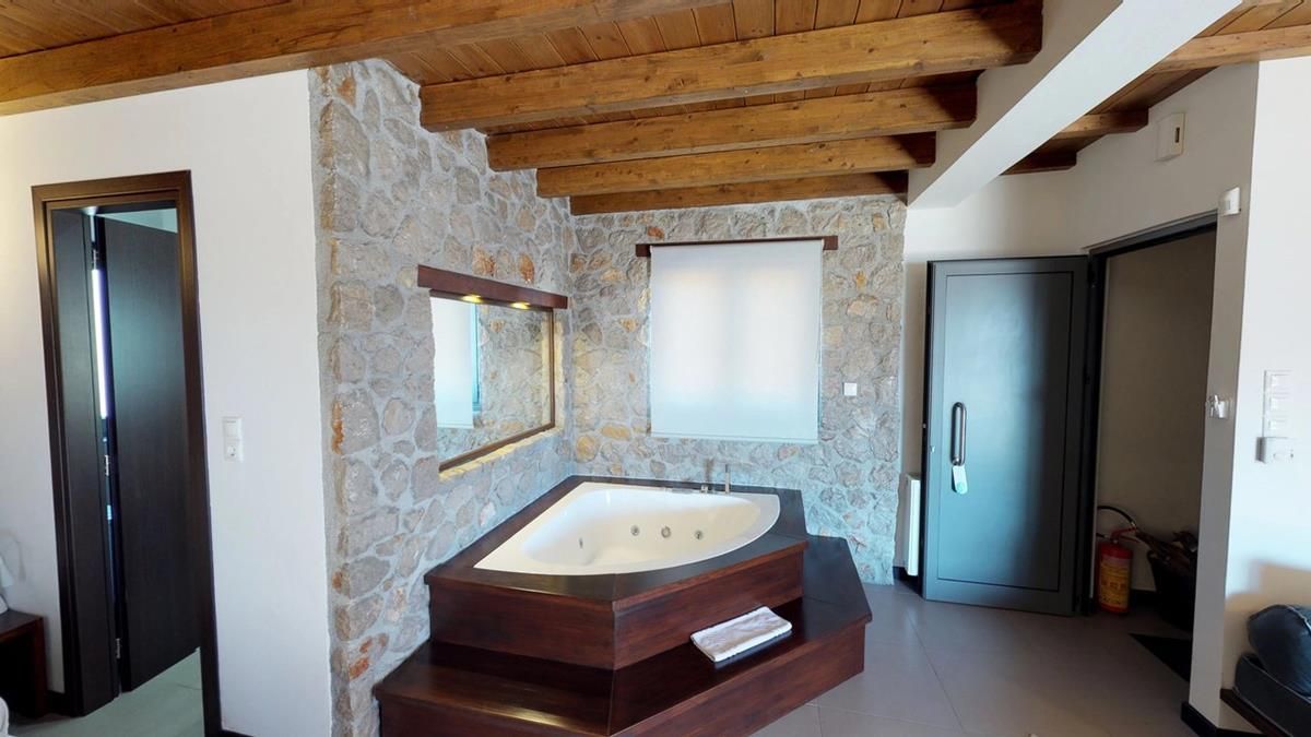 Executive Suite with Fireplace &amp; Spa Bath