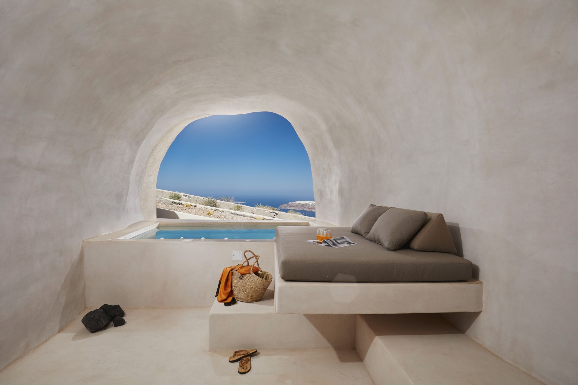 Omni Cave Suite with Jacuzzi &amp; Caldera View