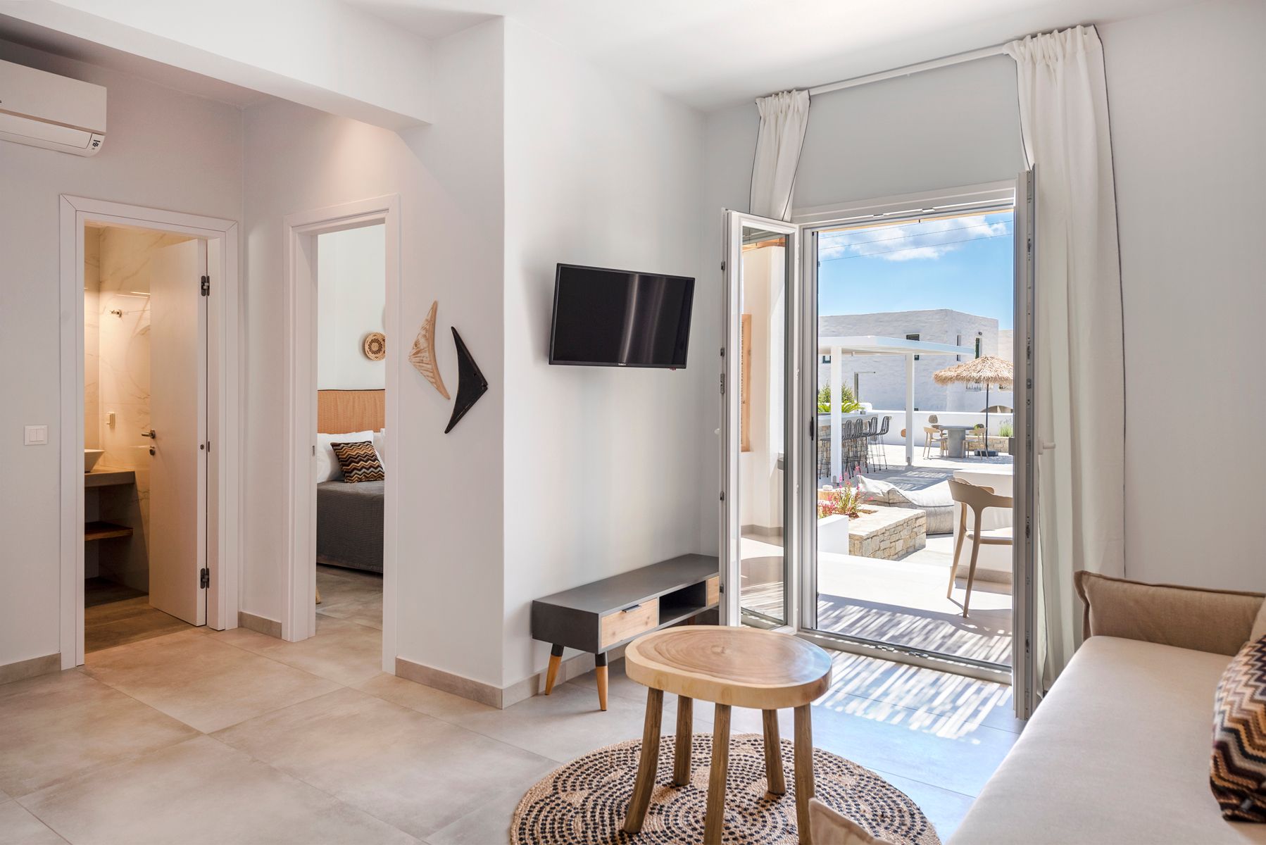 Deluxe apartment with private balcony and pool view