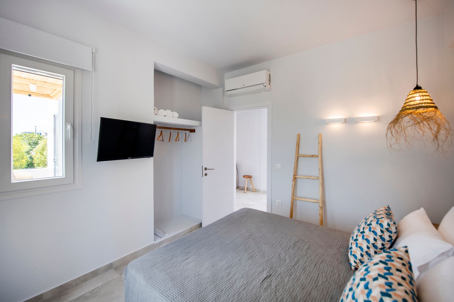 Deluxe apartment with 2 balconies and partial sea view