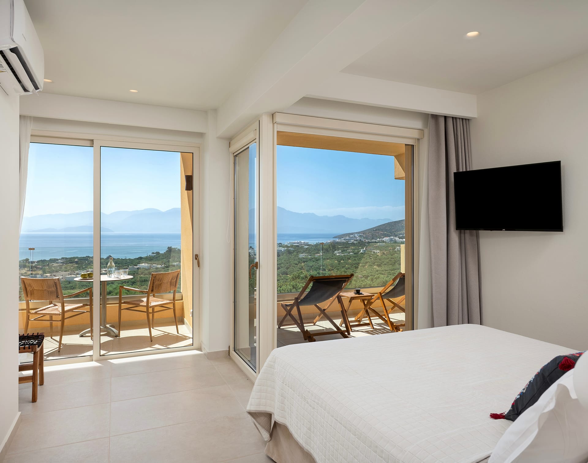 Deluxe Suite with Panoramic Sea view and Shared pool