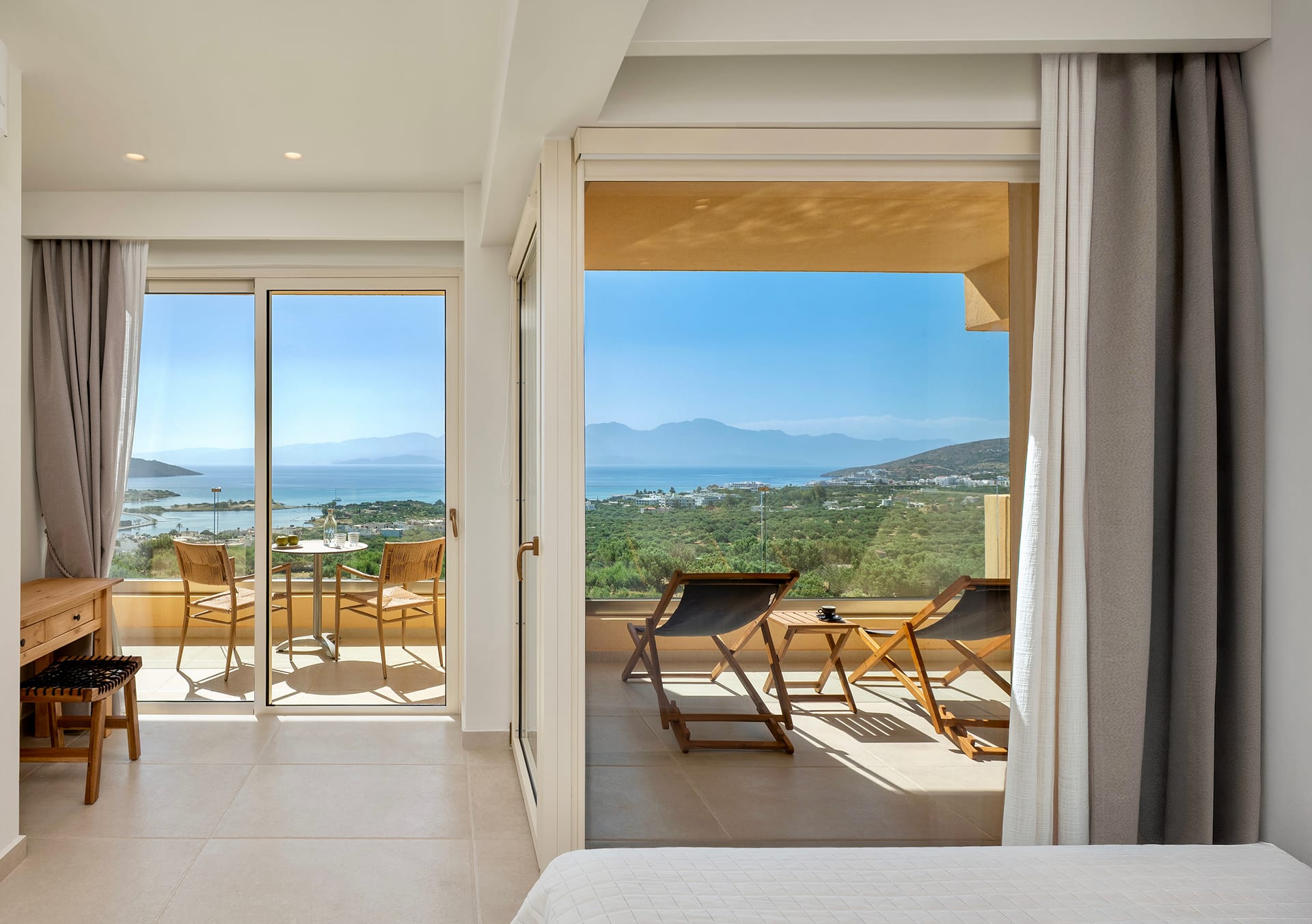 Deluxe Suite with Panoramic Sea view and Shared pool