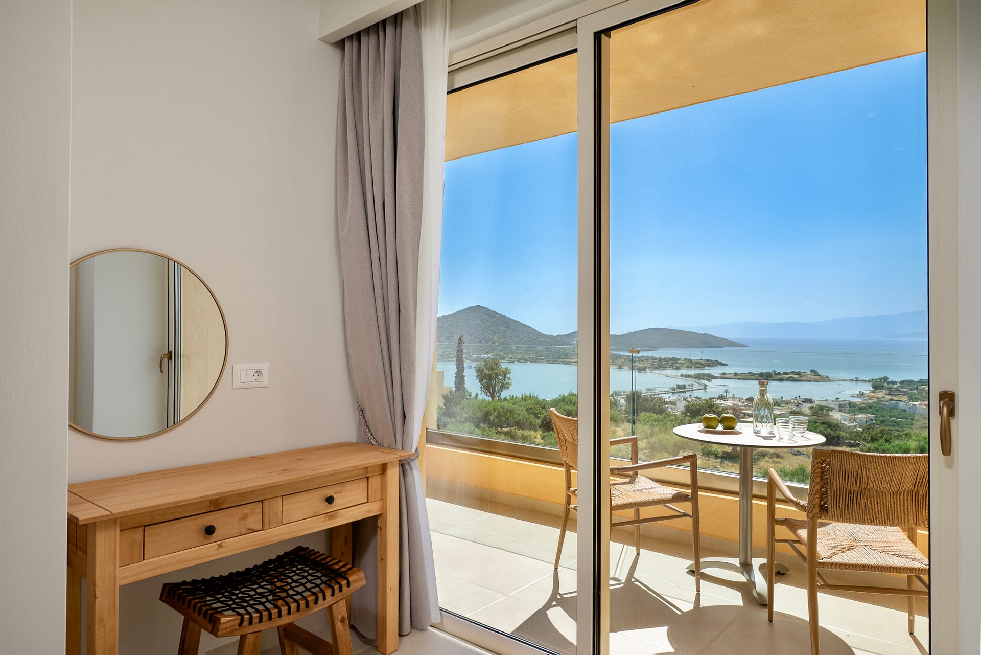 Deluxe Suite with Panoramic Sea view and Shared pool