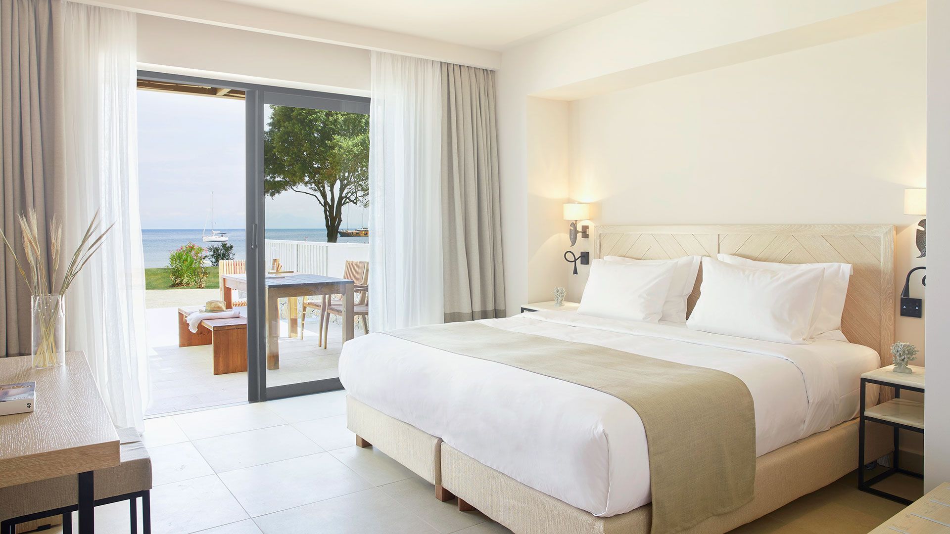 Beachfront Suite | Grace Rooms & Suites