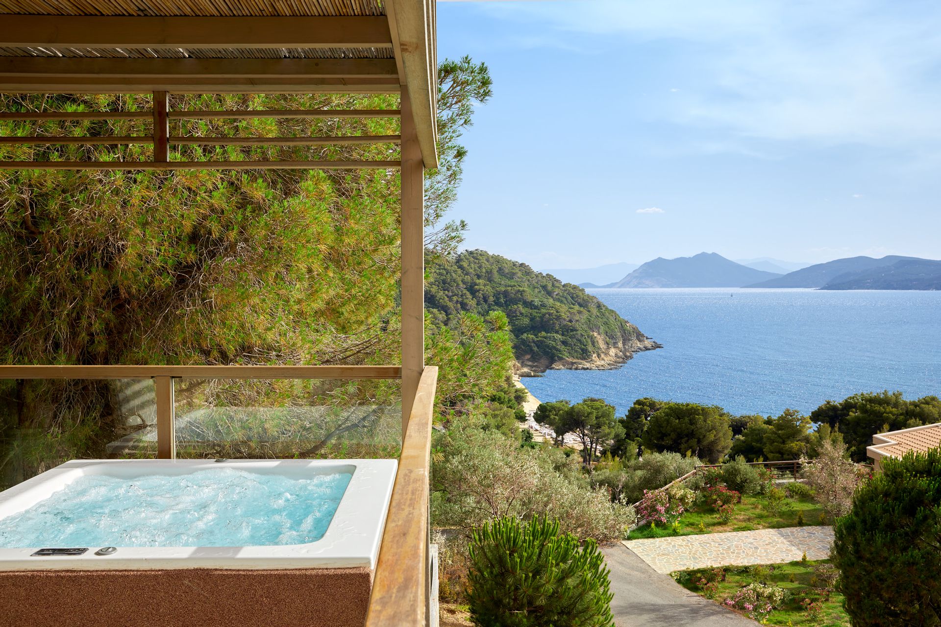 Interconnected Suite Hot Tub | Nest Infinity Rooms & Suites