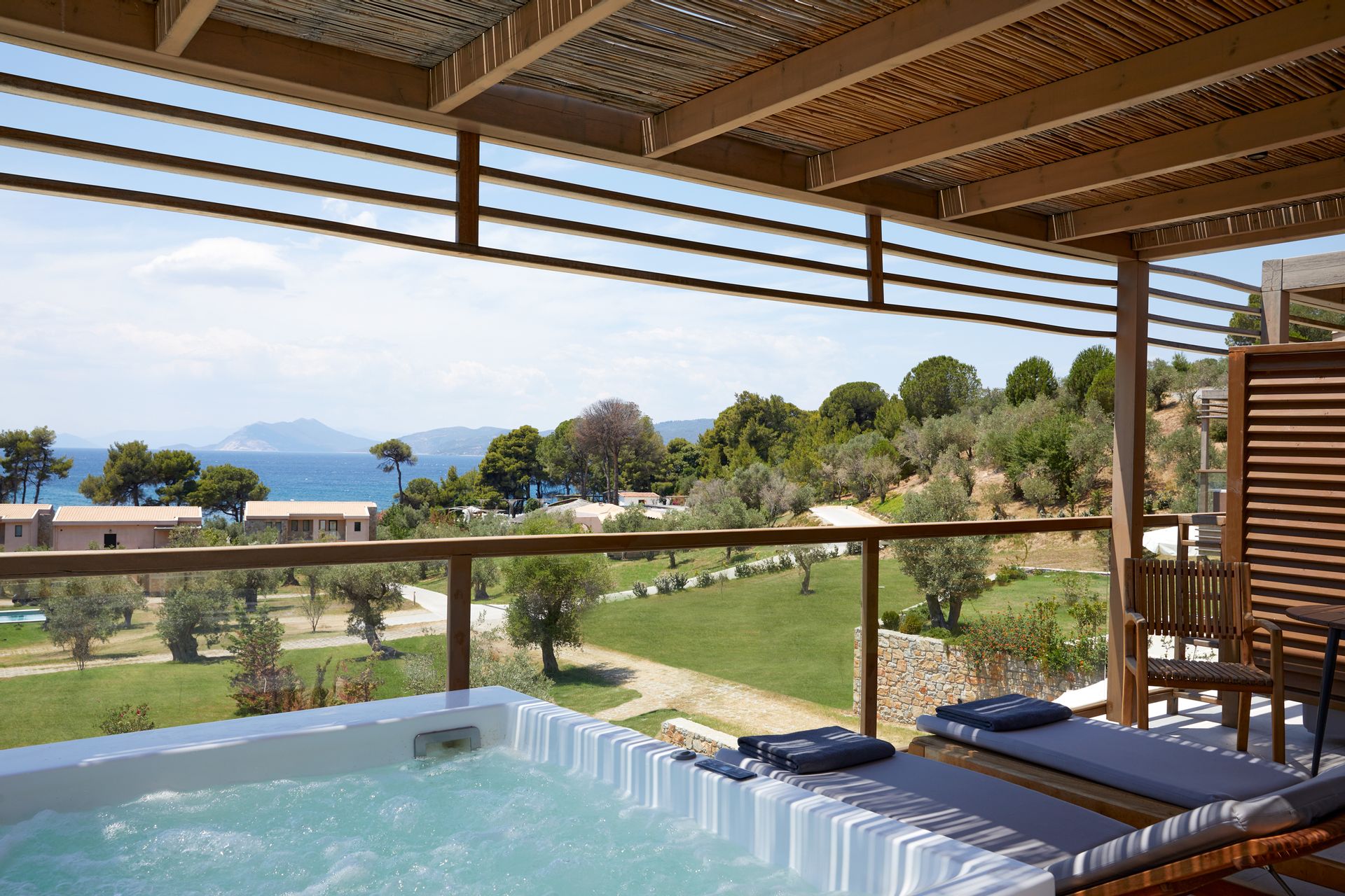 Interconnected Suite Hot Tub | Nest Grove Rooms Villas & Suites