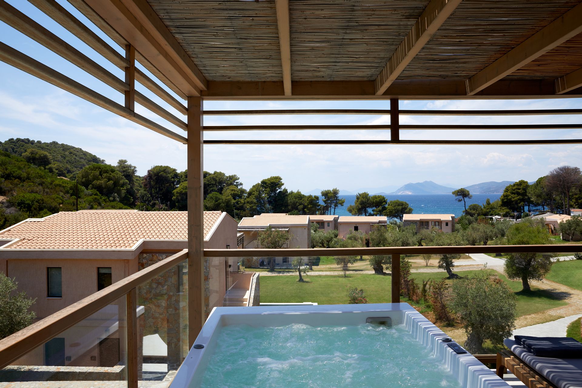 Interconnected Suite Hot Tub | Nest Grove Rooms Villas & Suites