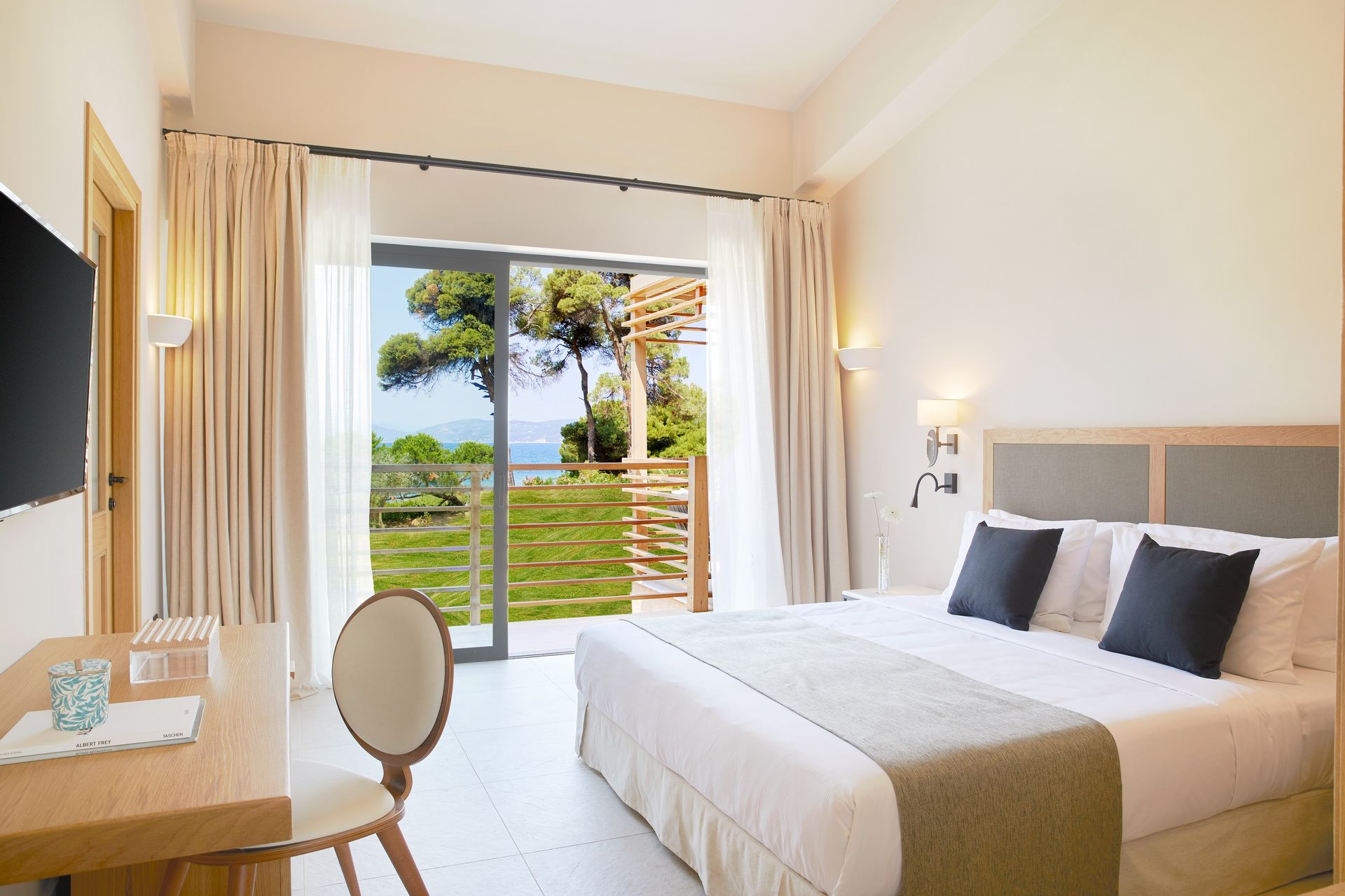 Seafront Suite Hot Tub | Nest Grove Rooms Villas & Suites