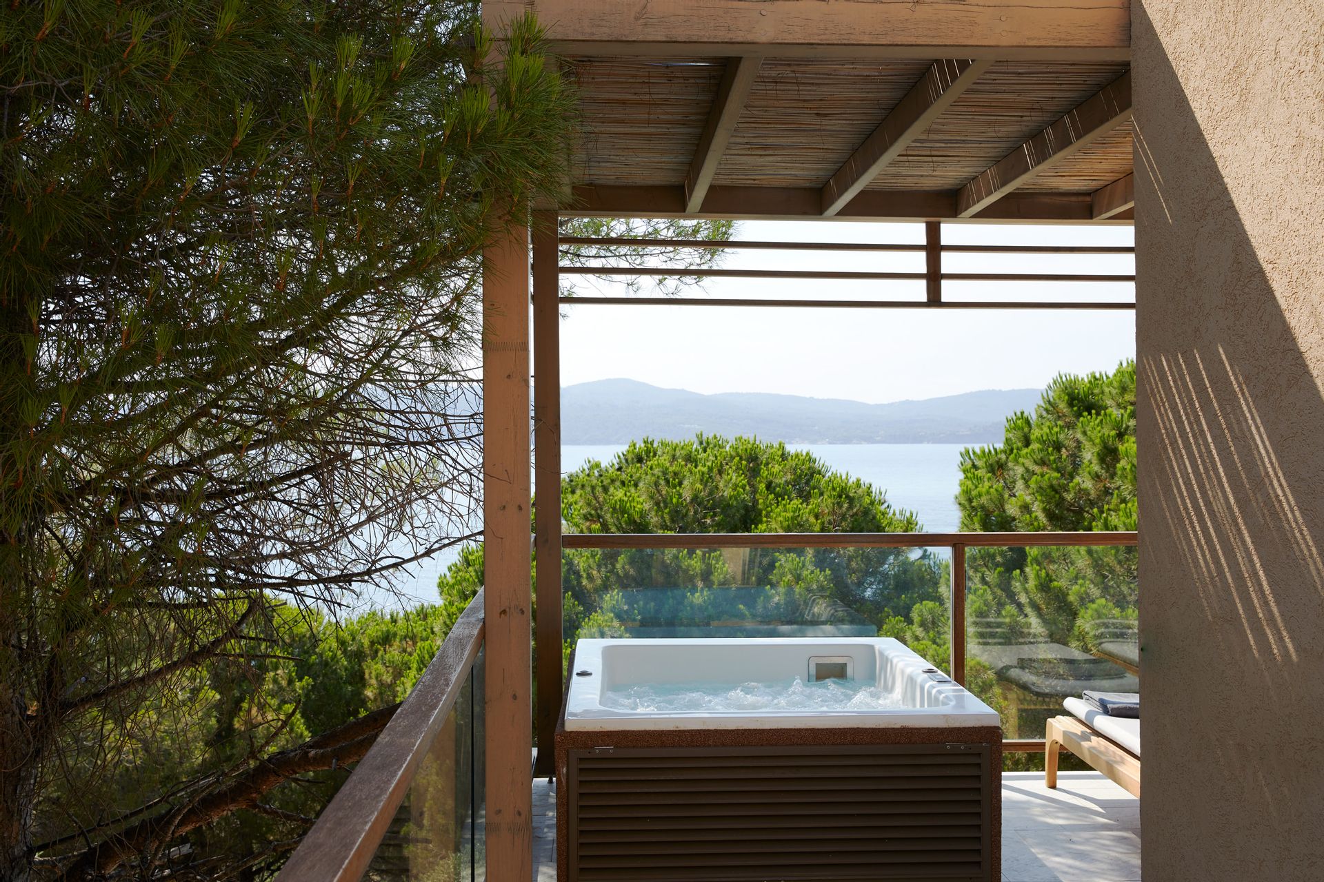 Premium Suite Hot Tub | Nest Infinity Rooms &amp; Suites