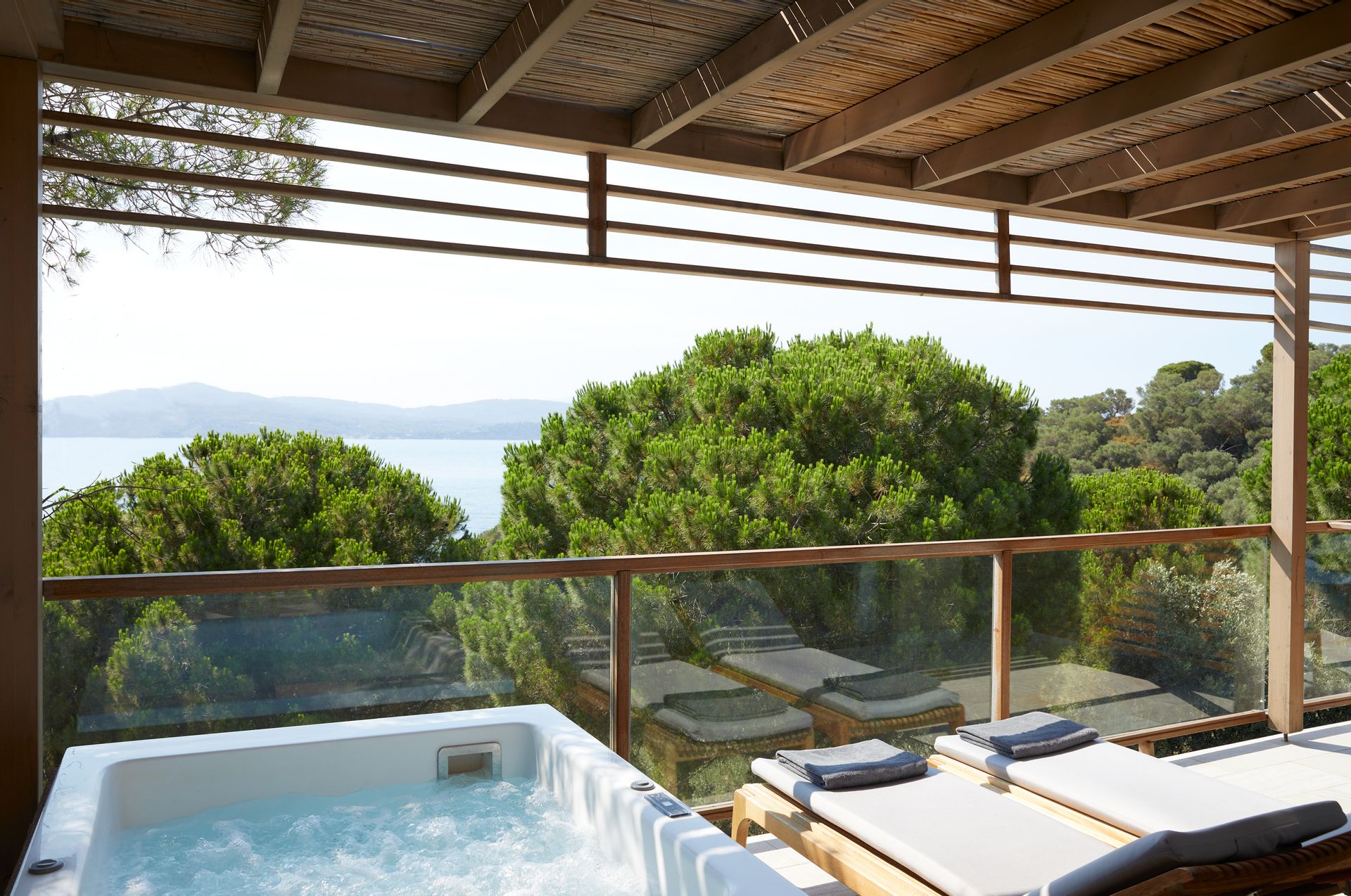 Premium Suite Hot Tub | Nest Infinity Rooms &amp; Suites