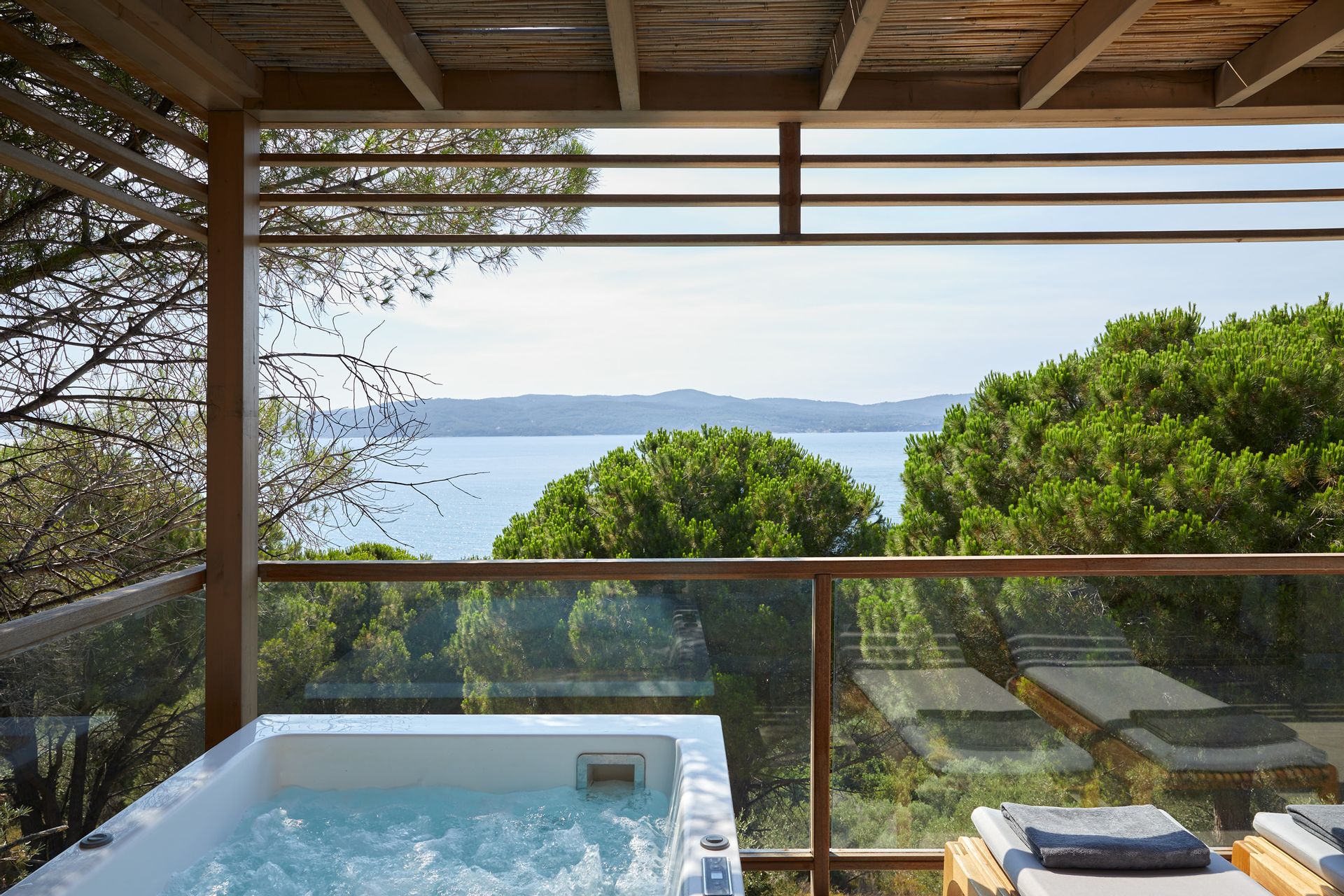 Premium Suite Hot Tub | Nest Infinity Rooms &amp; Suites