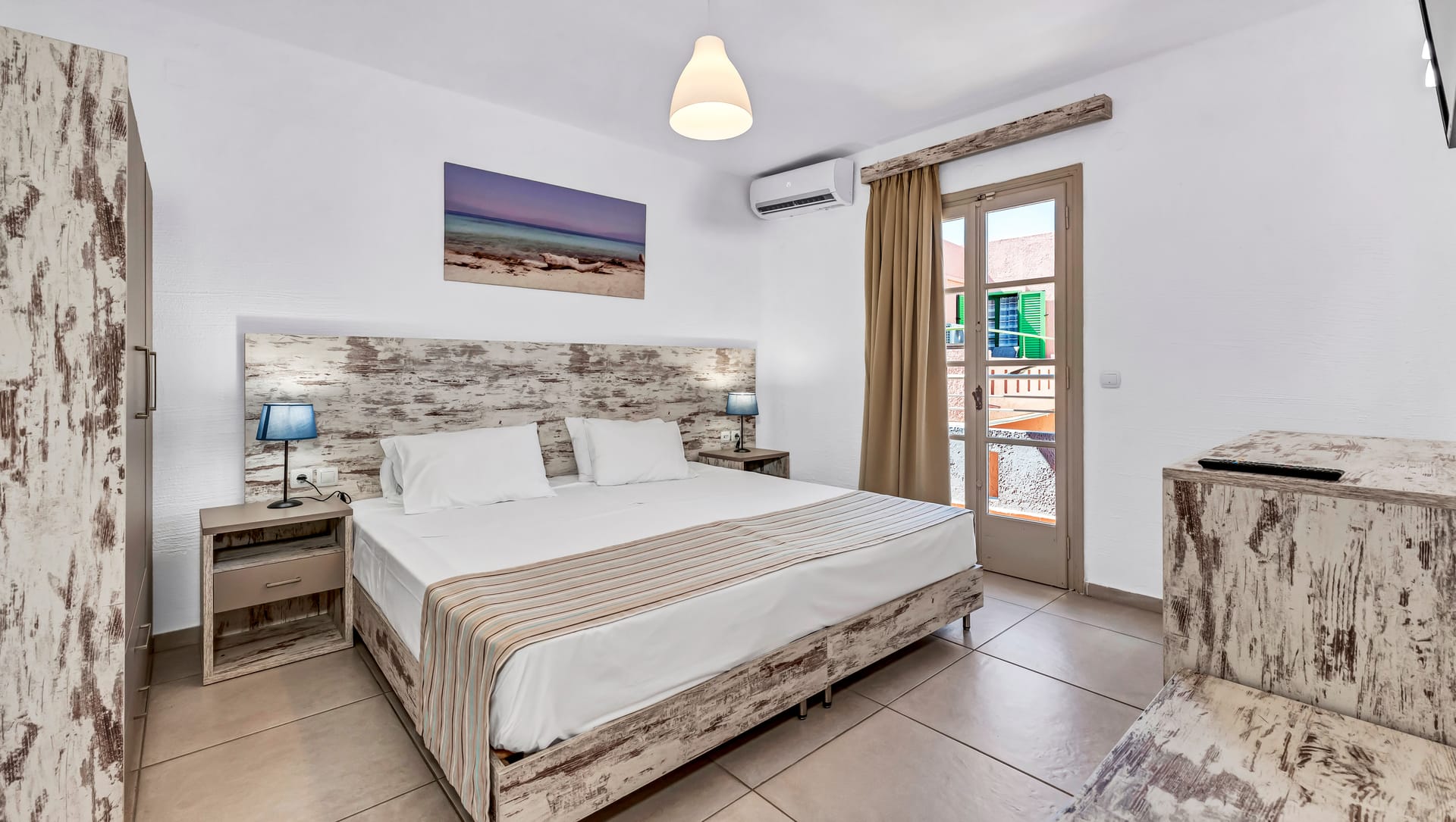 Junior Suite (Quadruple) Bedroom &amp; Living Room