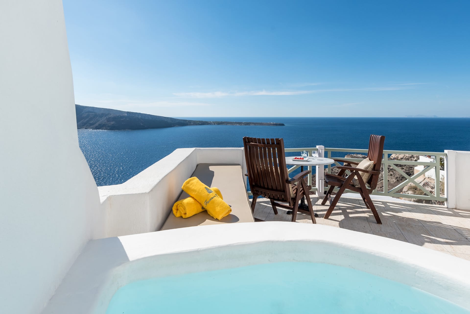 Studio with Private Whirlpool &amp; Caldera View