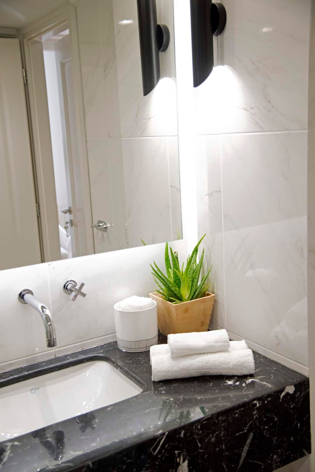 Voreas | 2 Bedroom Suite Apartment with Ermou Str View