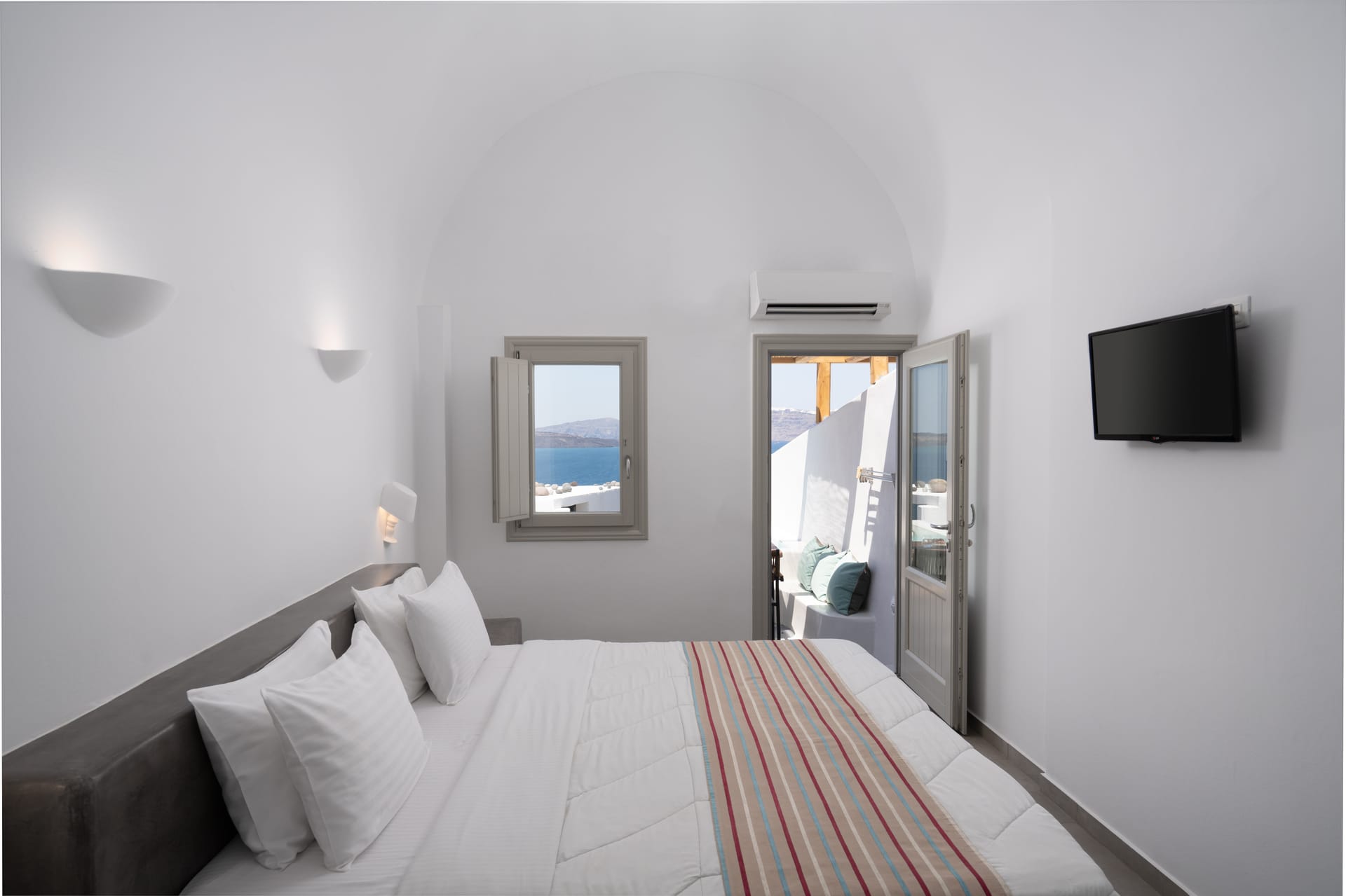 Deluxe Room with Plunge Pool & Caldera View