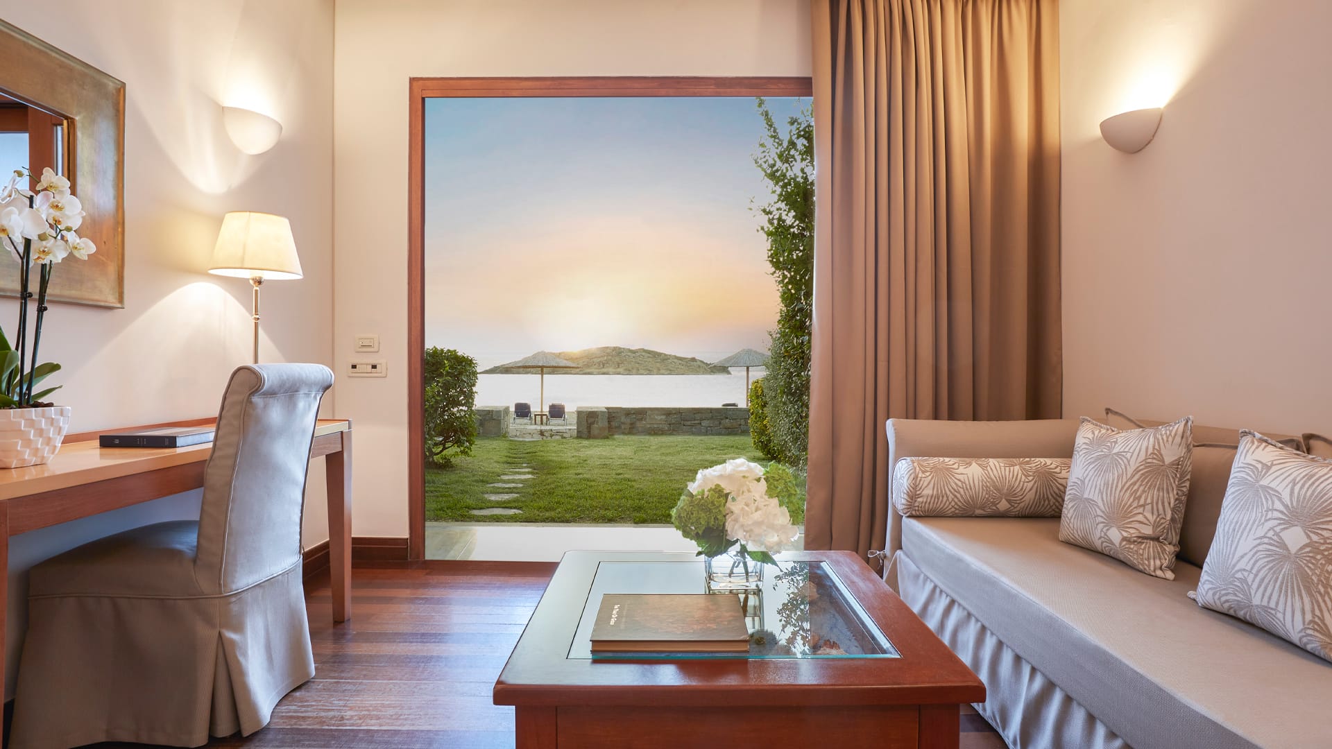 Grand Resort Lagonissi, The Leading Hotels Of The World, Grčka — Run of House Bungalow