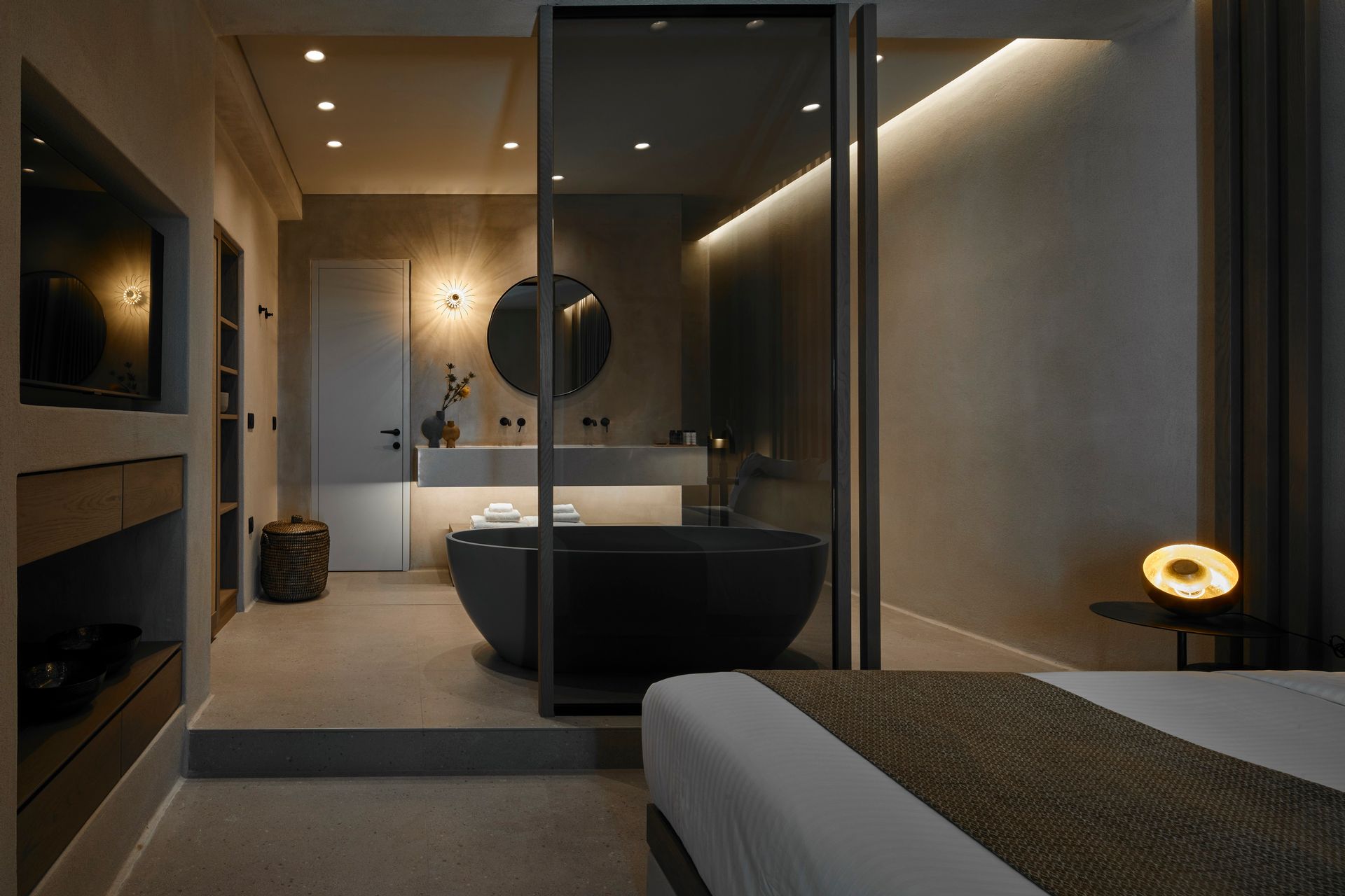 CROWN Grand Split-level Suite with private pool & outdoor Hot Tub
