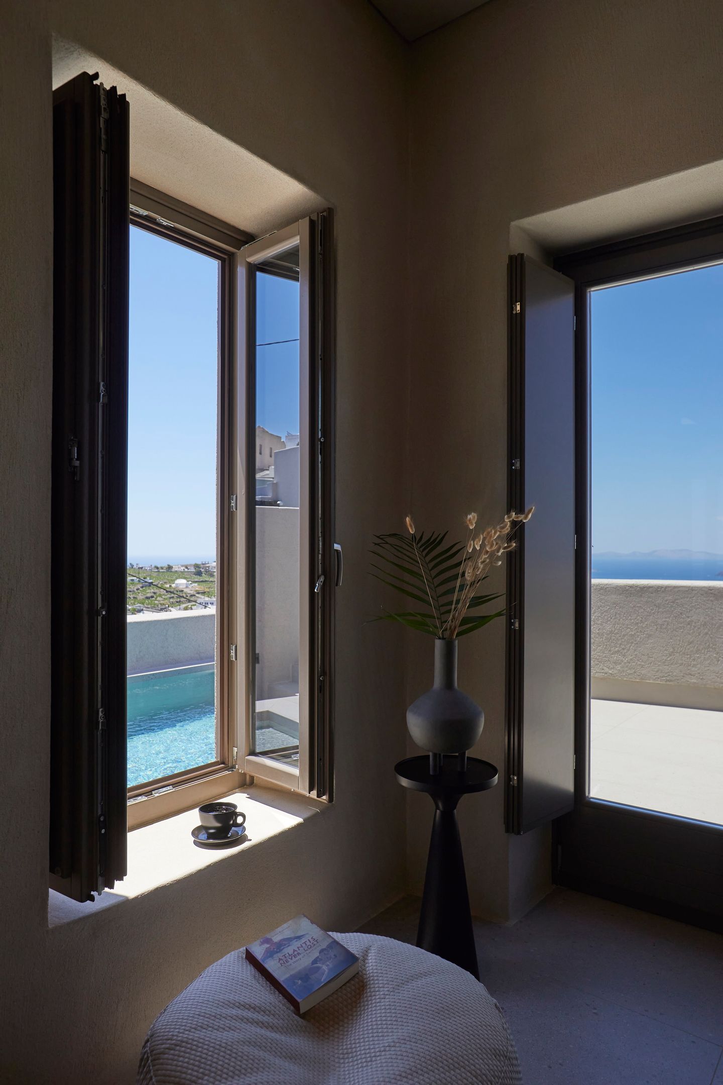 CROWN Grand Split-level Suite with private pool & outdoor Hot Tub