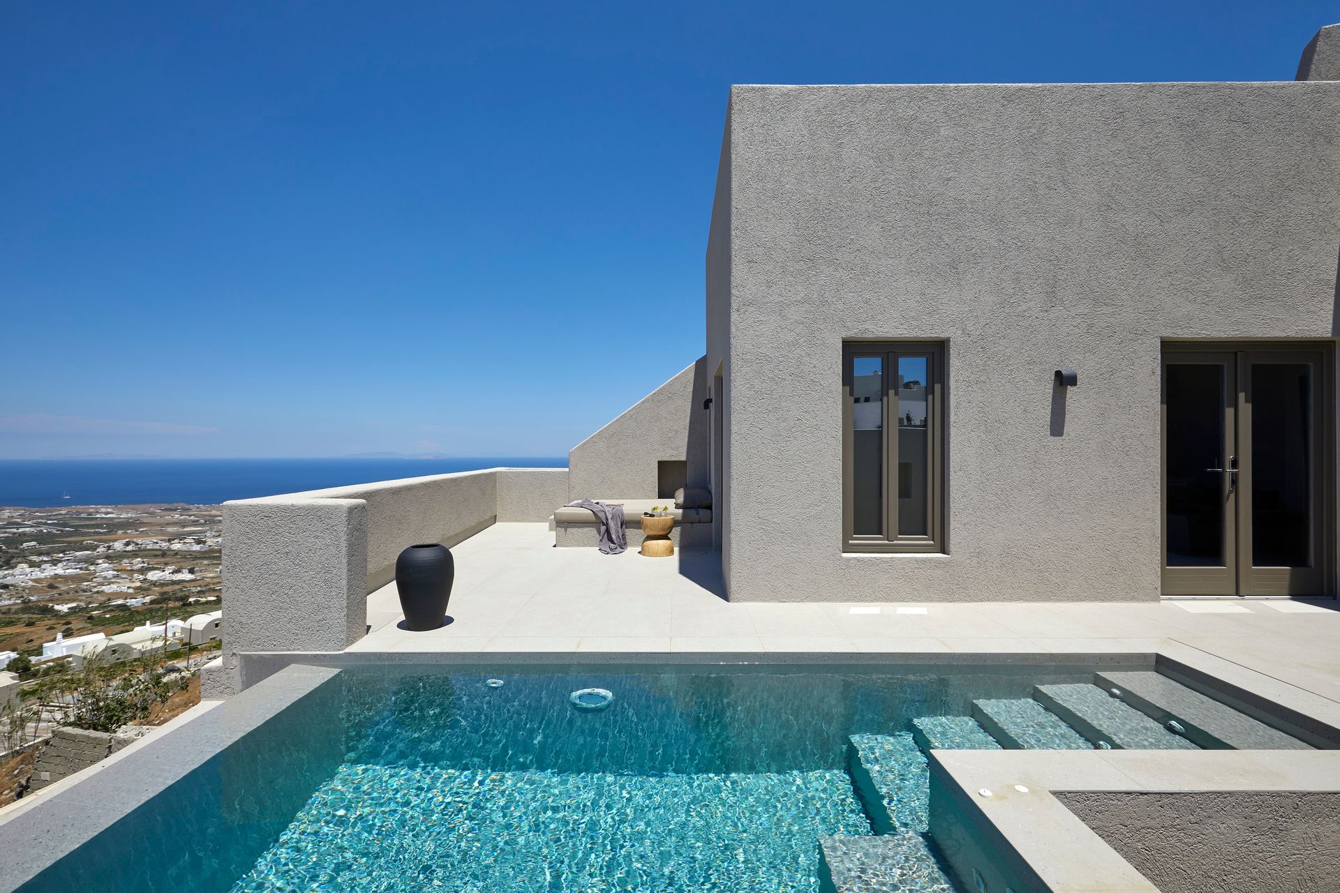 CROWN Grand Split-level Suite with private pool & outdoor Hot Tub