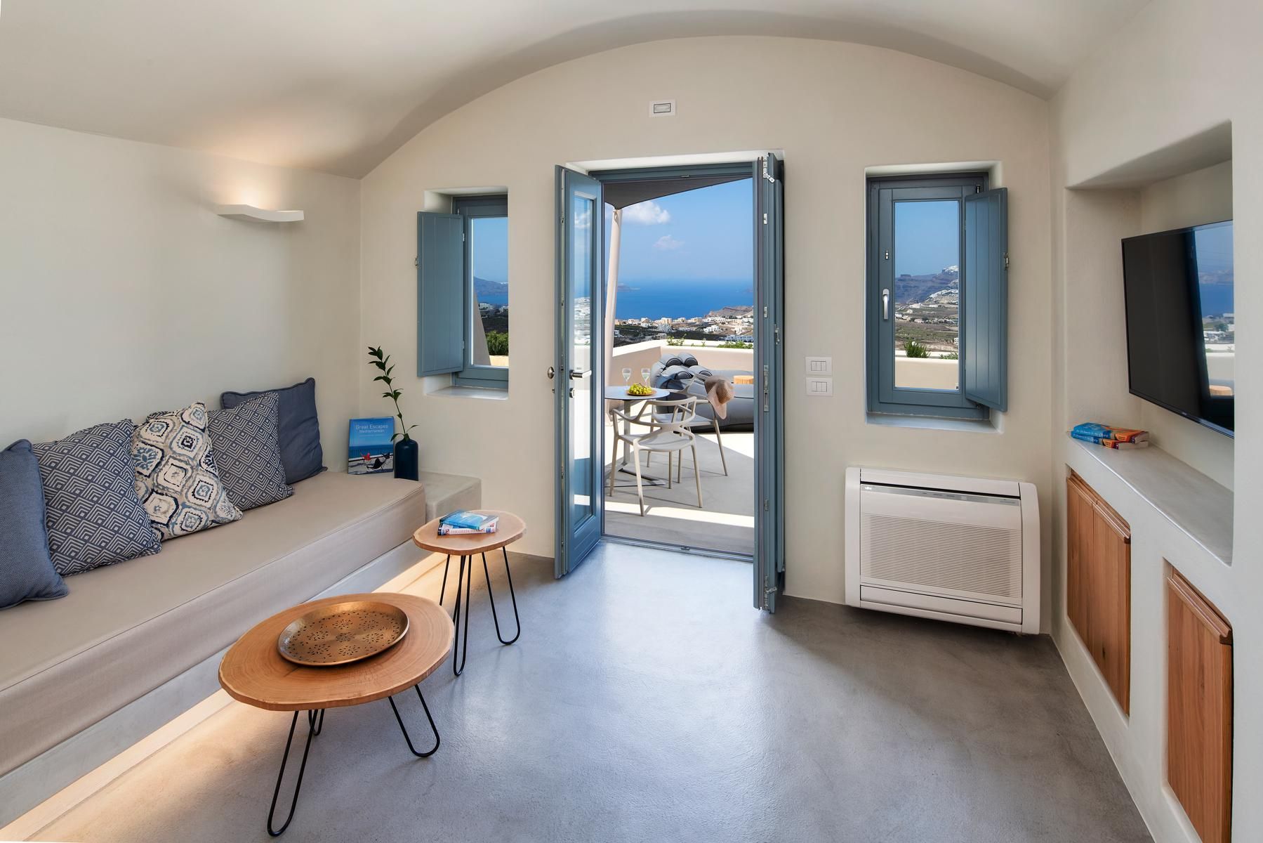 BEYOND Suite with outdoor jacuzzi
