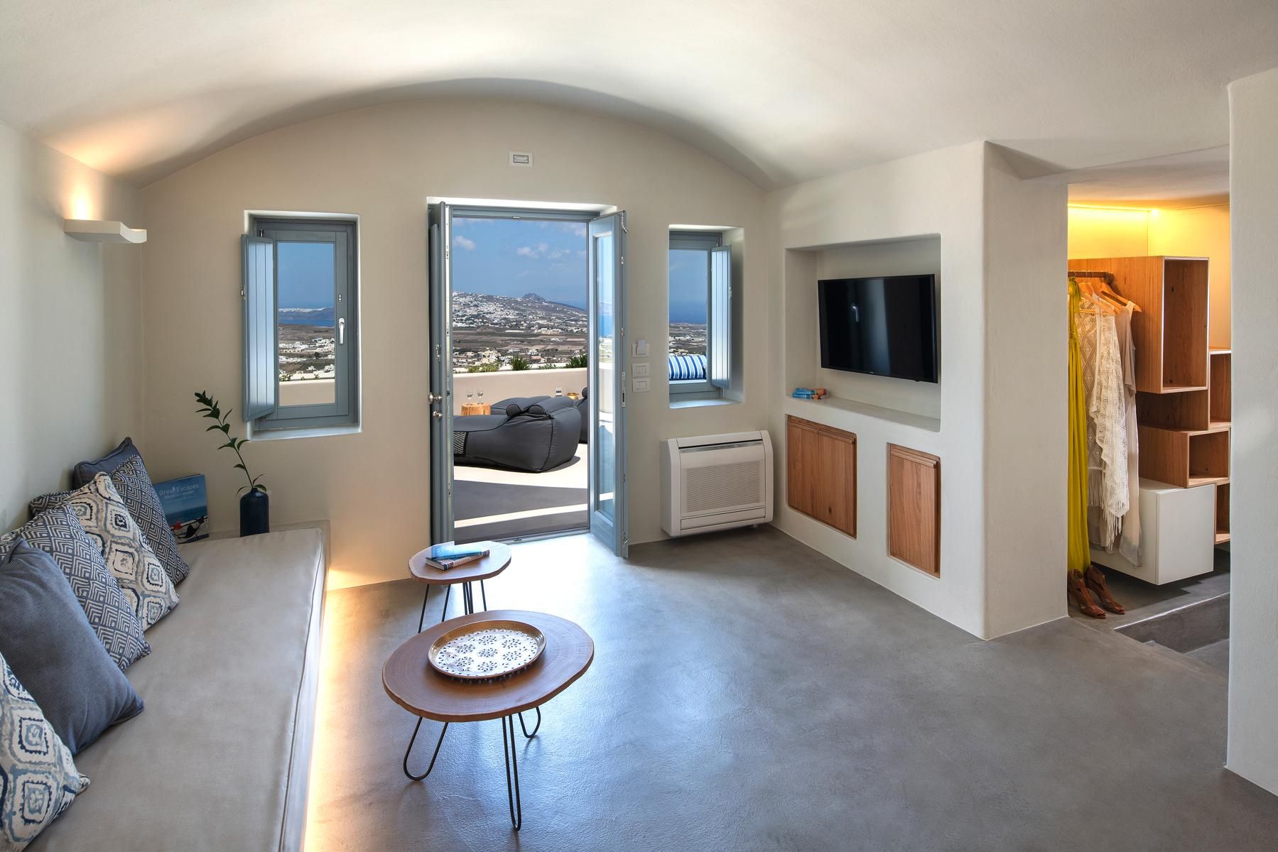 BEYOND Suite with outdoor jacuzzi