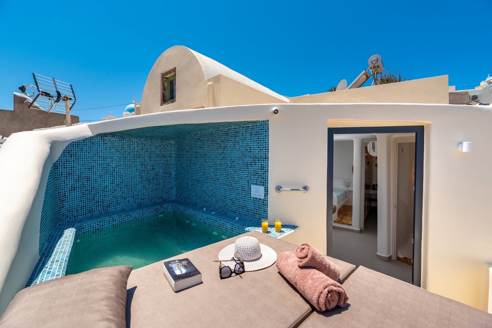 Santorini Cave Suite