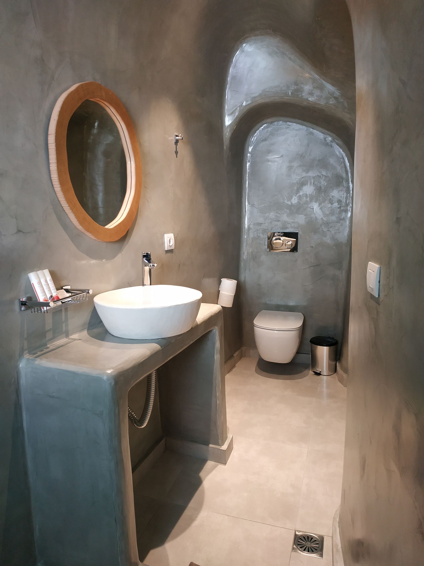 Cave Executive Suite Hot Tub