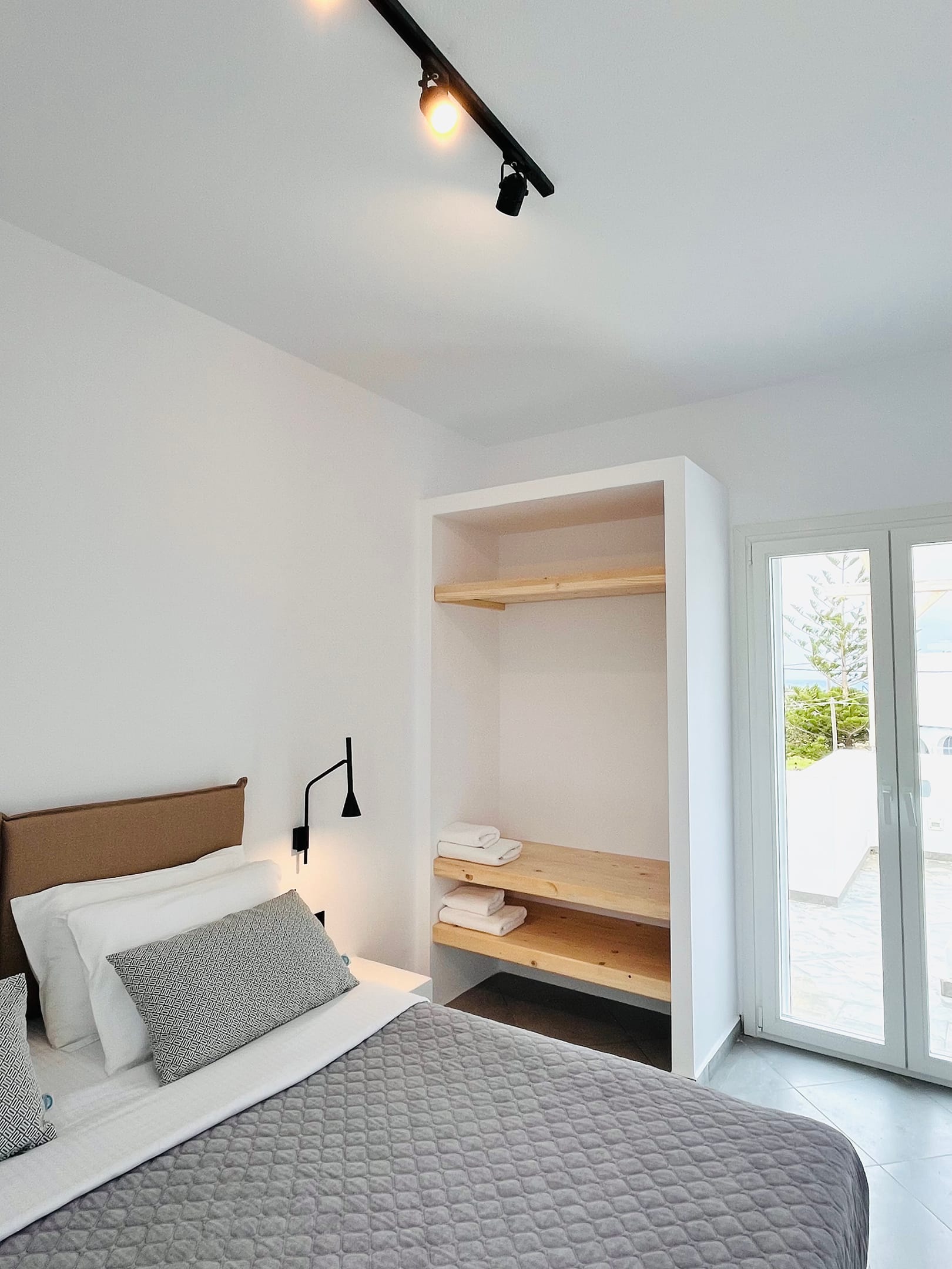 Sunny Family apartment with outdoor hot tub and sea view