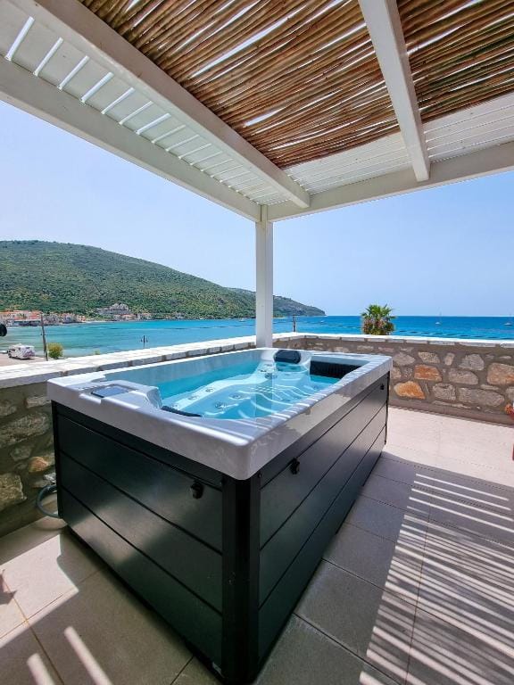 Junior Suite with Sea View and Jacuzzi